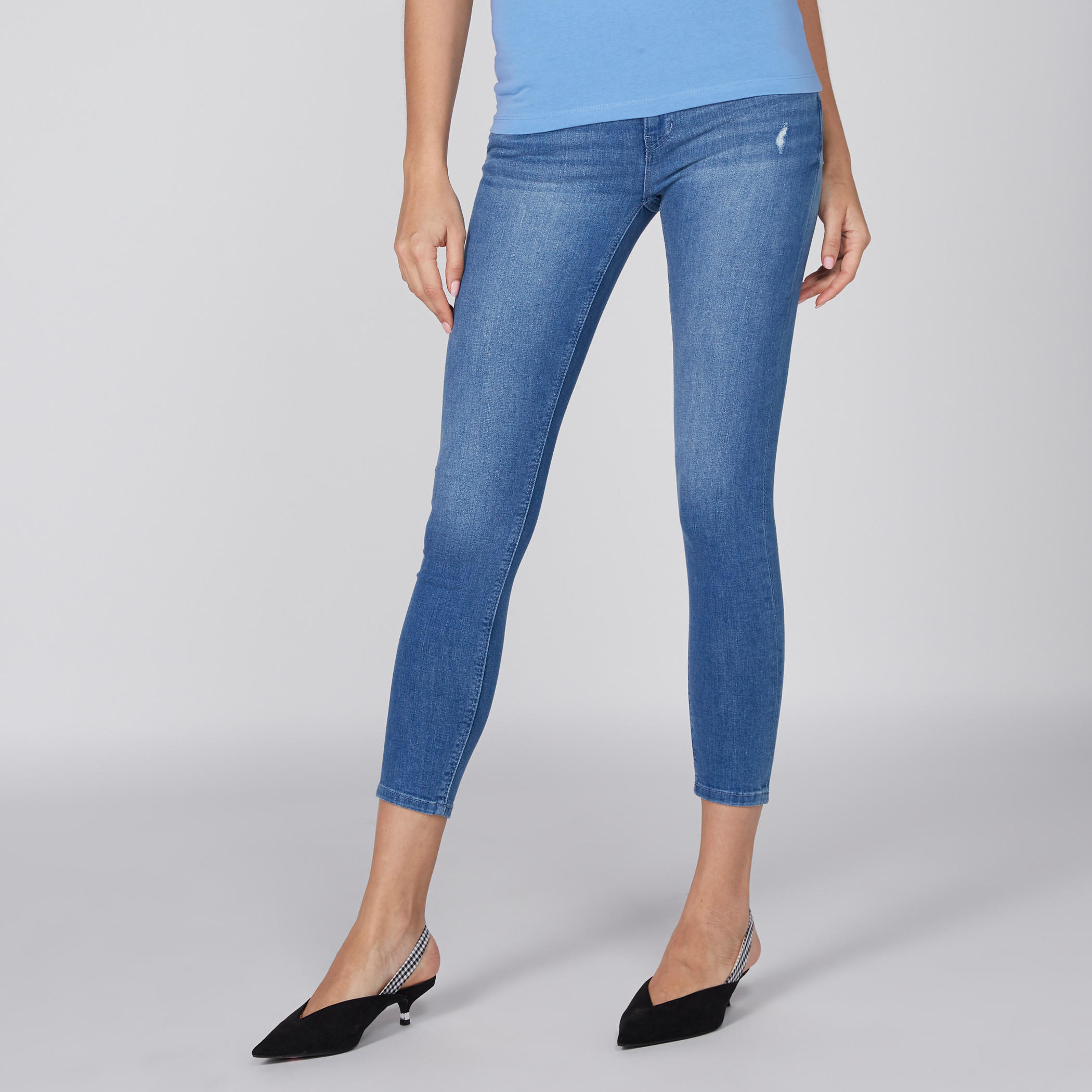 بنطال جينز قصير بقصّة ضيّقة من لي كوبر-women-clothing-bottoms-jeans-image-1
