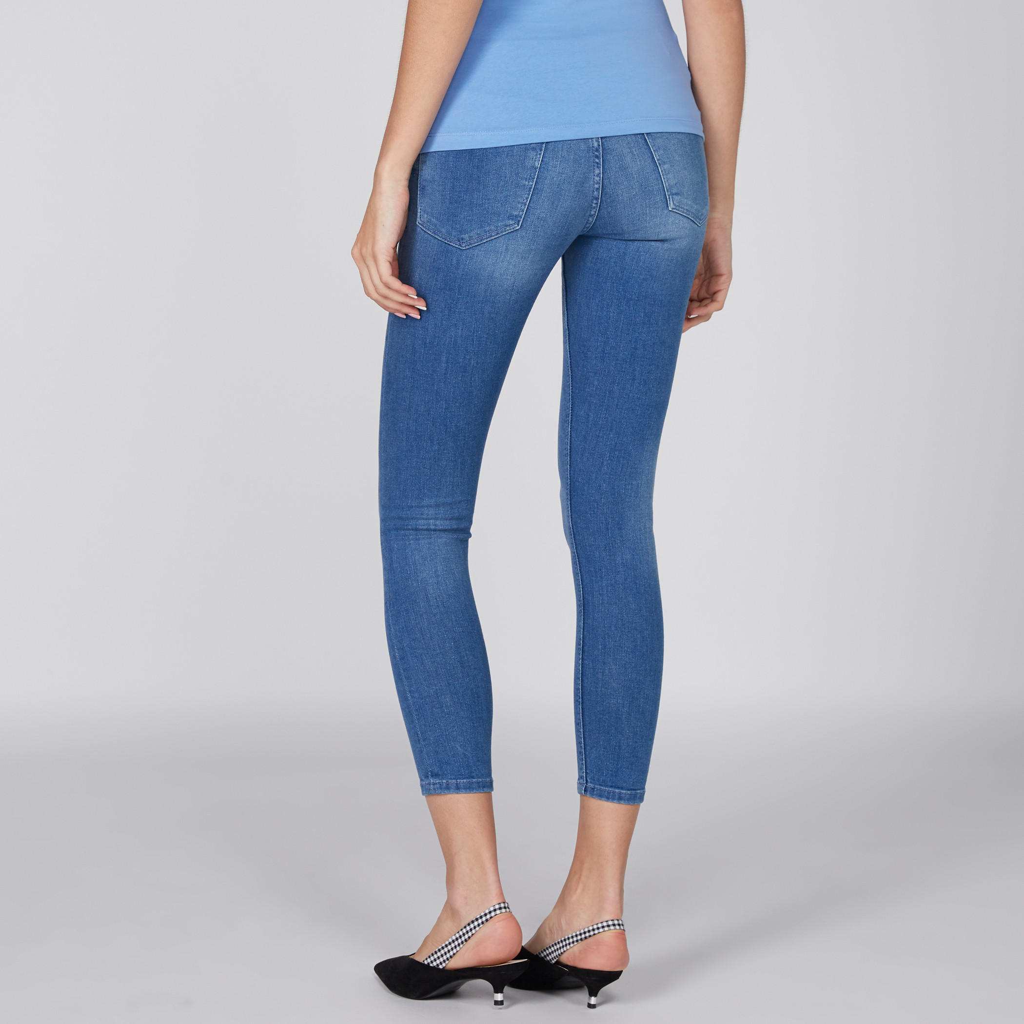 بنطال جينز قصير بقصّة ضيّقة من لي كوبر-women-clothing-bottoms-jeans-image-5