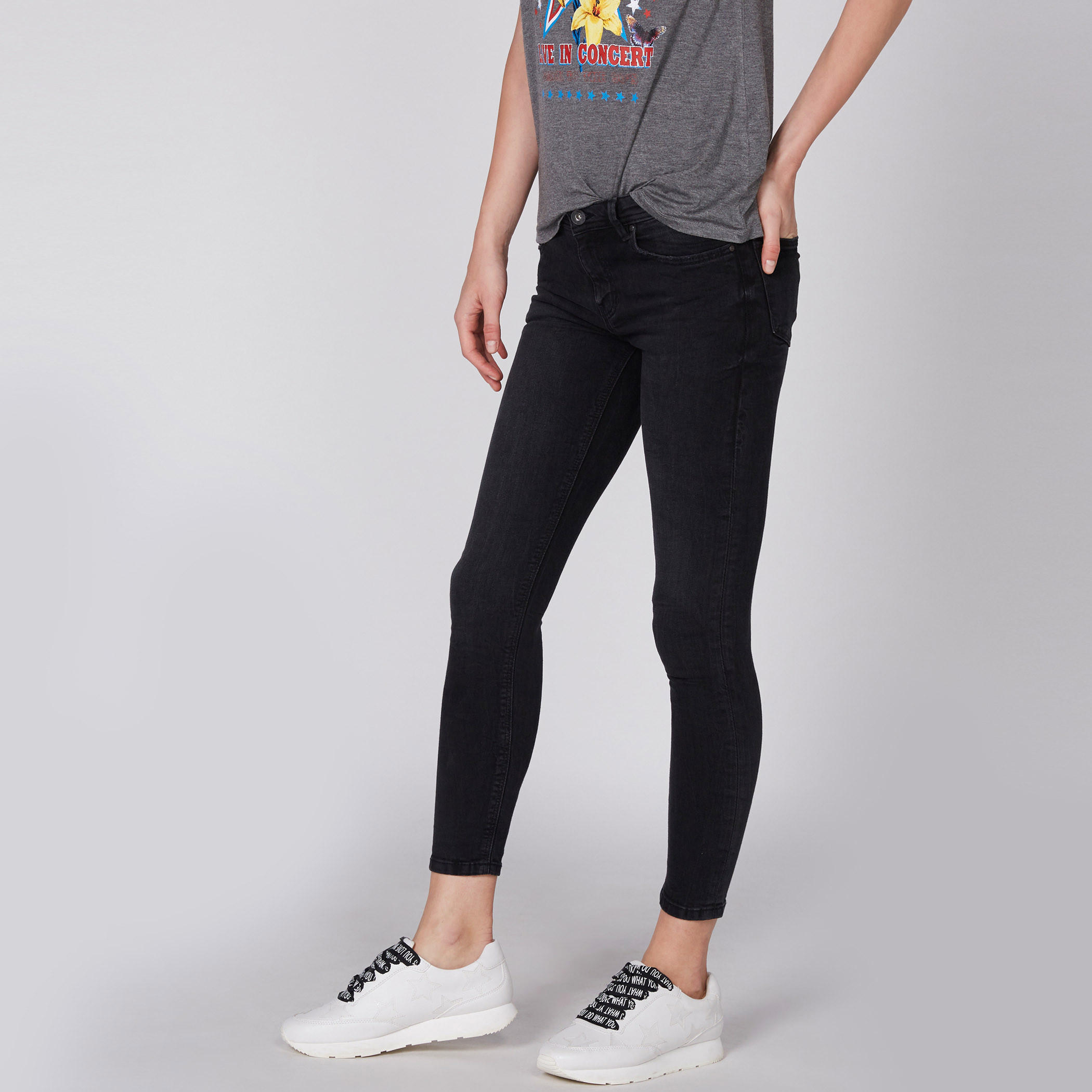 بنطال جينز قصير بزر إغلاق وجيوب من لي كوبر-women-clothing-bottoms-jeans-image-2