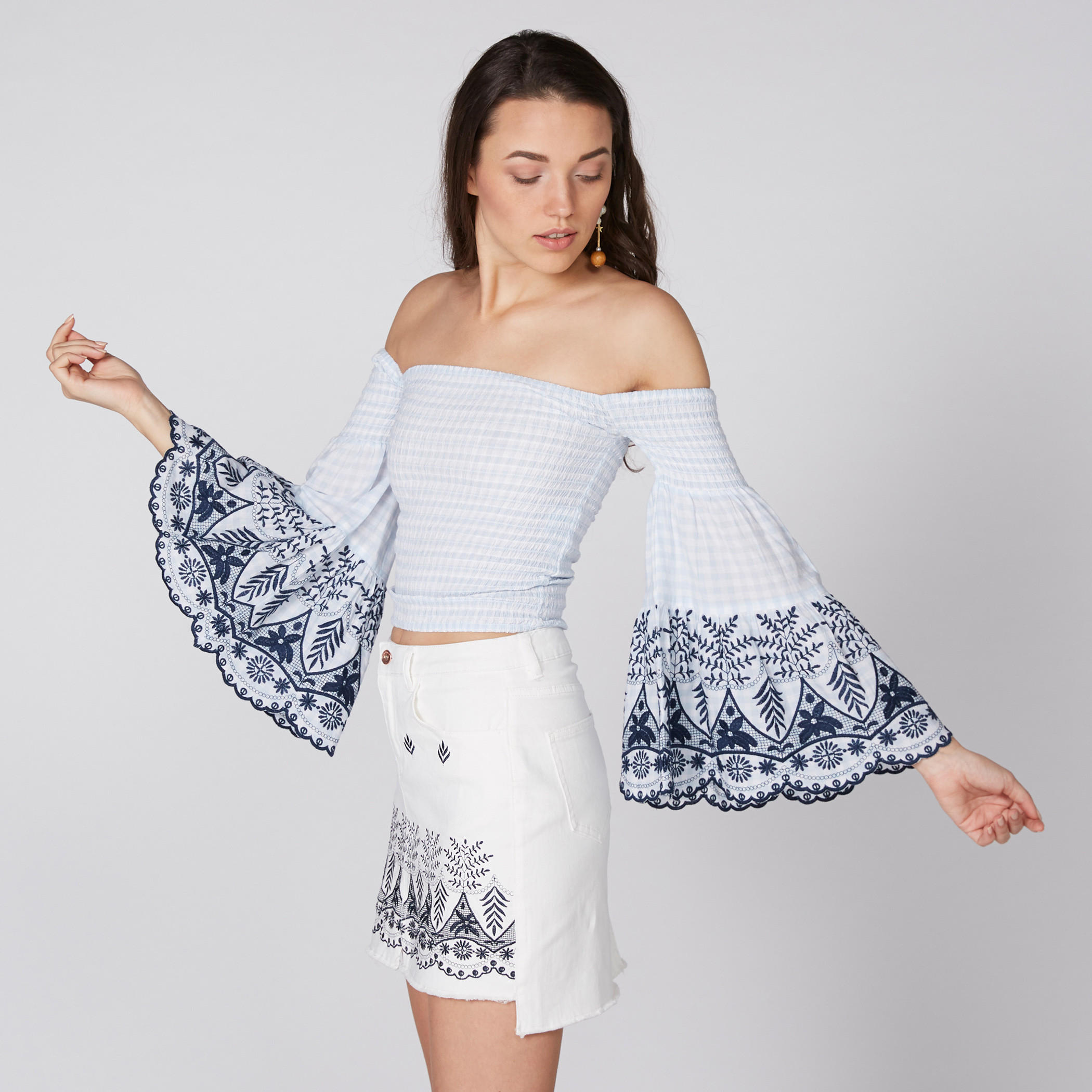 بلوزة مطرّزة بأكتاف مكشوفة وأكمام واسعة من لي كوبر-women-clothing-shirtsandblouses-blouses-image-1