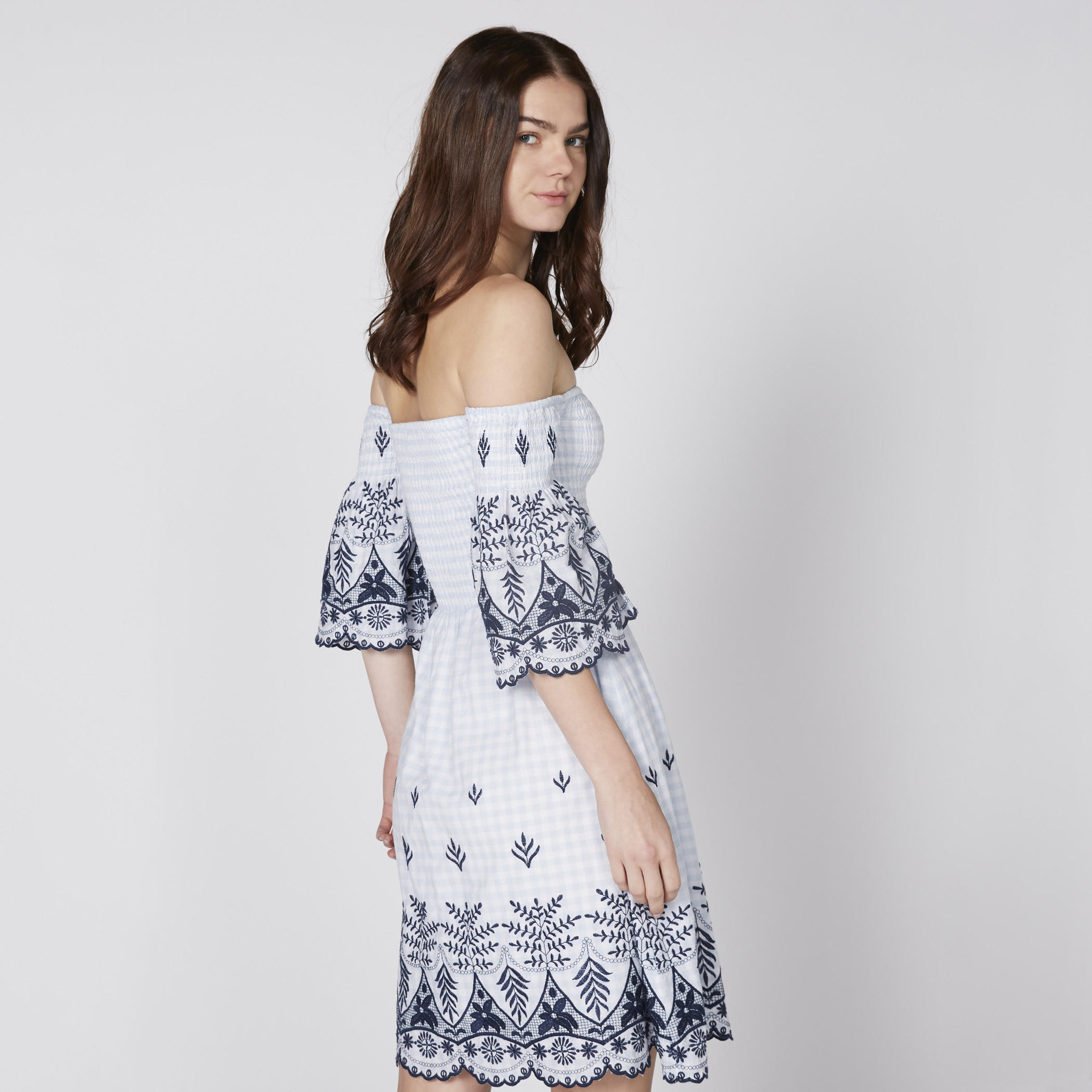 فستان مطرّز ومتوسط الطول بأكتاف مكشوفة من لي كوبر-women-clothing-dresses-image-3