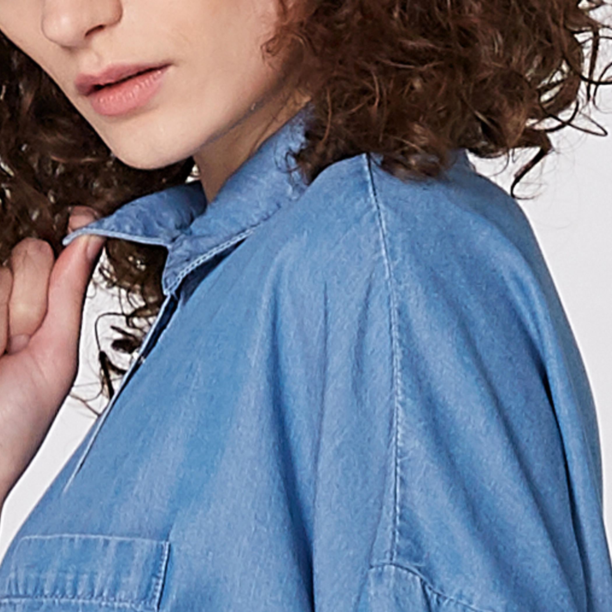 فستان من الدينم متوسط الطول بأكمام قصيزة وأزرار من لي كوبر-women-clothing-dresses-image-2