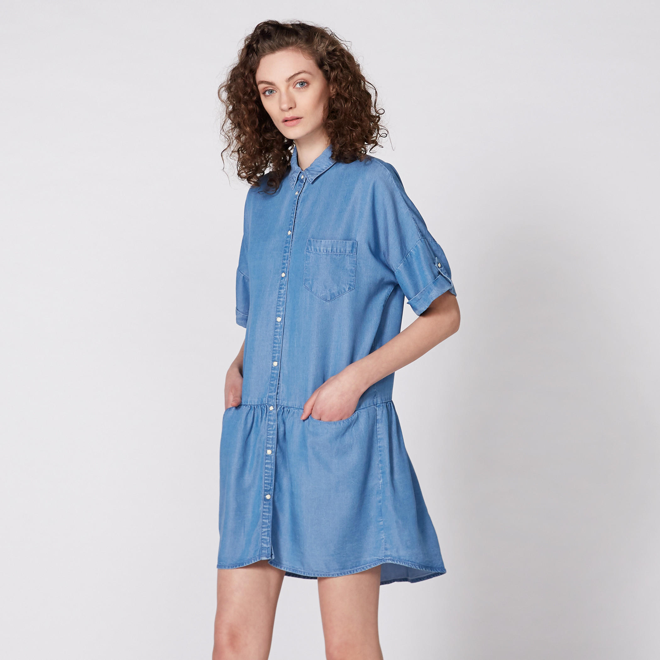 فستان من الدينم متوسط الطول بأكمام قصيزة وأزرار من لي كوبر-women-clothing-dresses-image-3