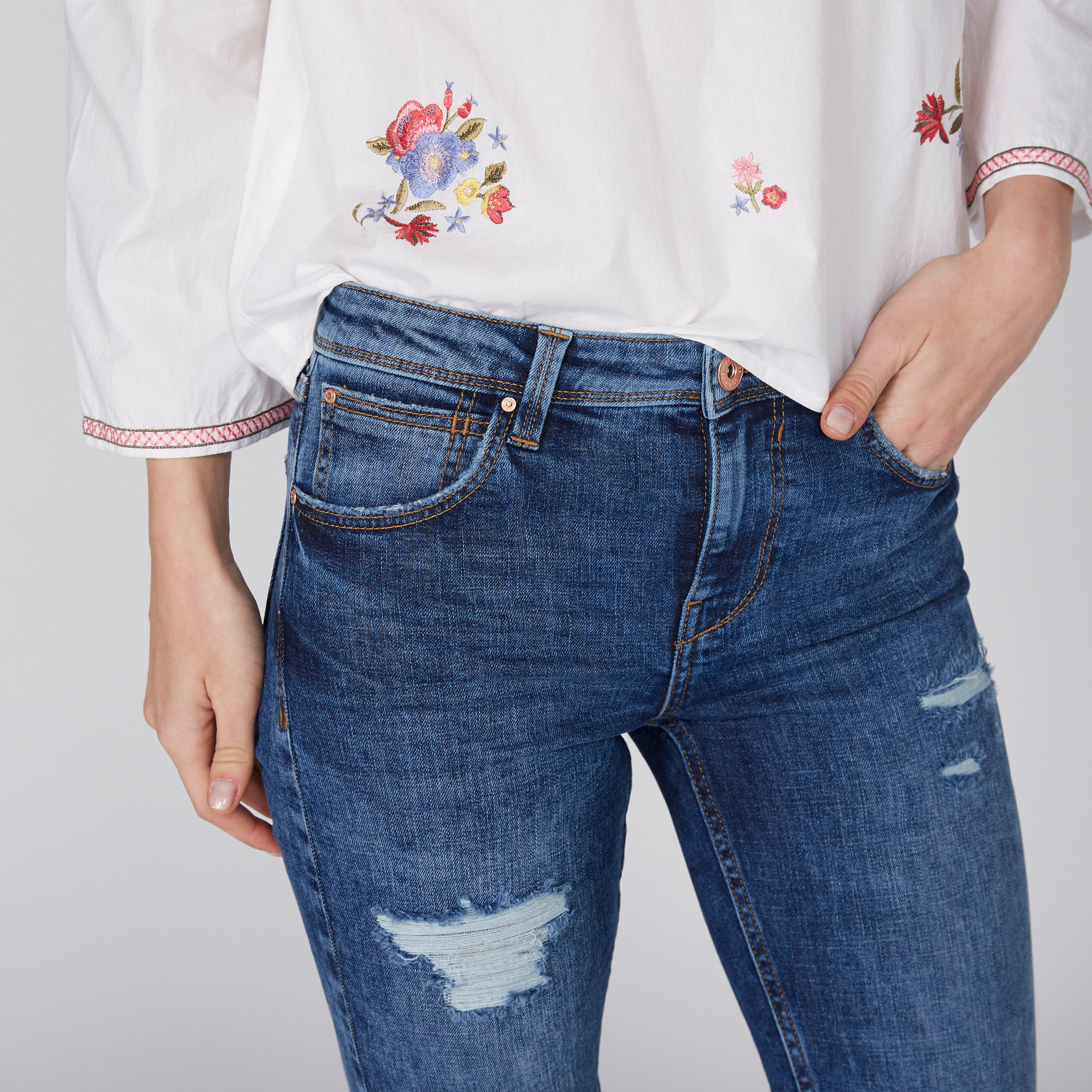 بنطال جينز طويل بتصميم ممزّق وزر للإغلاق من لي كوبر-women-clothing-bottoms-jeans-image-3