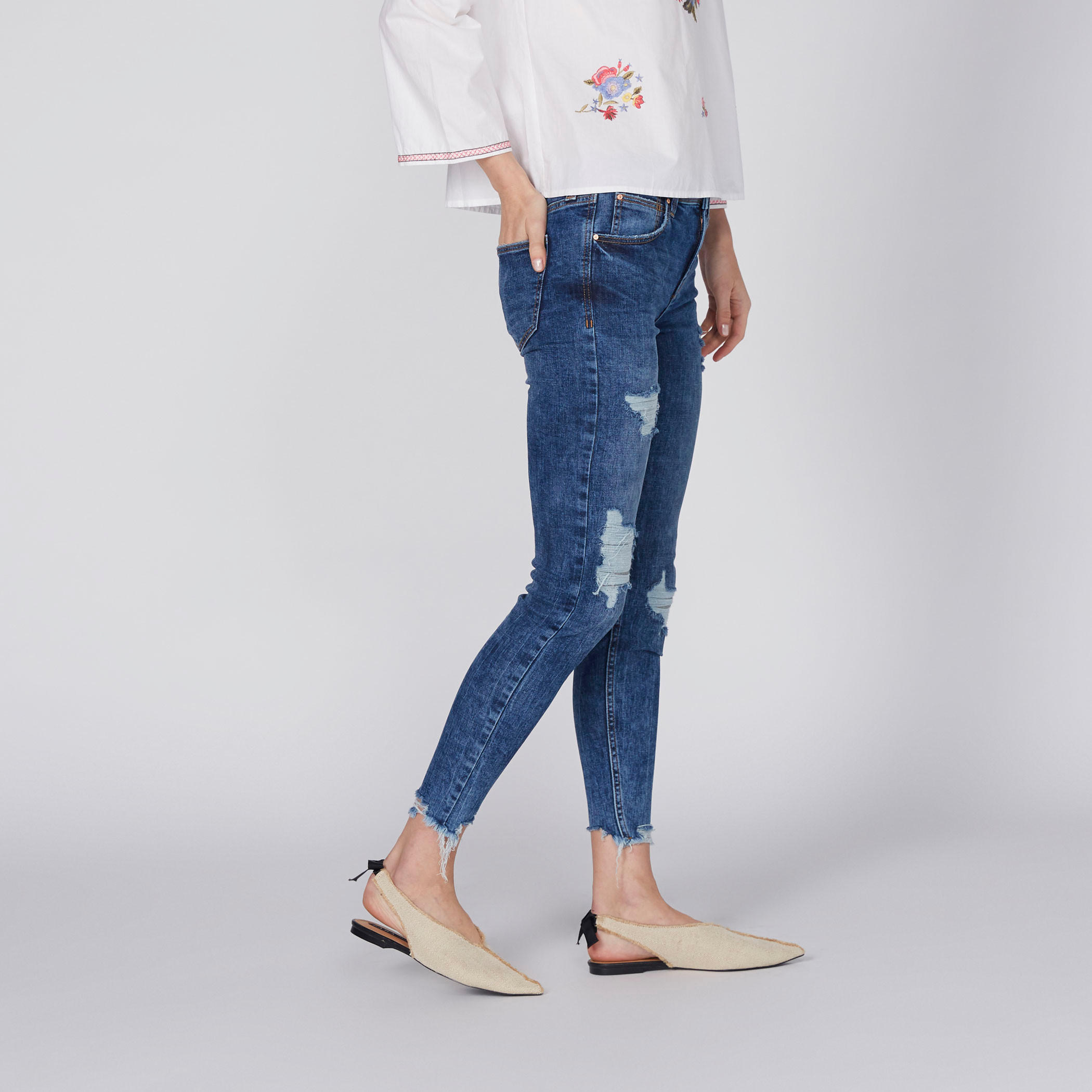 بنطال جينز طويل بتصميم ممزّق وزر للإغلاق من لي كوبر-women-clothing-bottoms-jeans-image-4