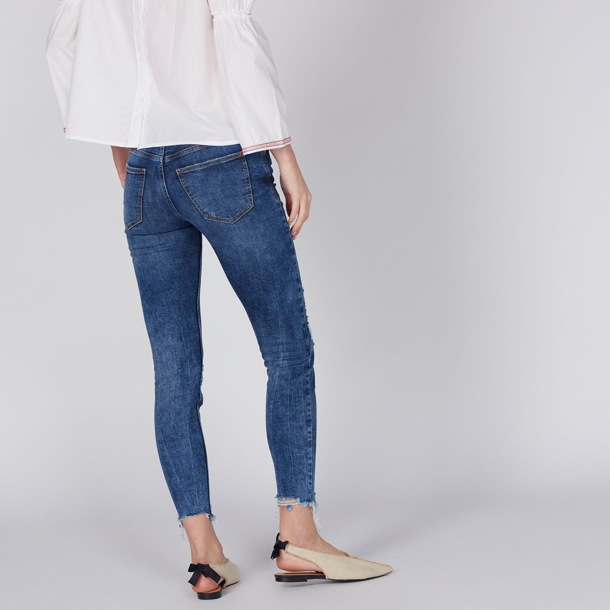 بنطال جينز طويل بتصميم ممزّق وزر للإغلاق من لي كوبر-women-clothing-bottoms-jeans-image-5