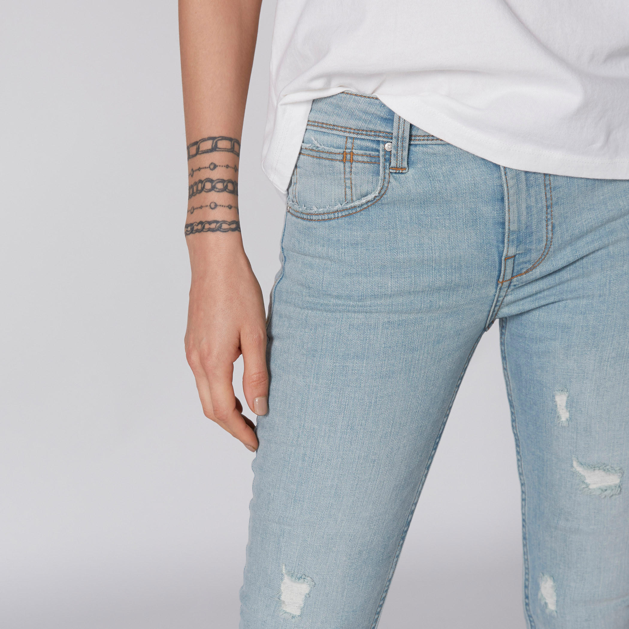 بنطال جينز قصير بتصميم ممزّق وجيوب من لي كوبر-women-clothing-bottoms-jeans-image-2