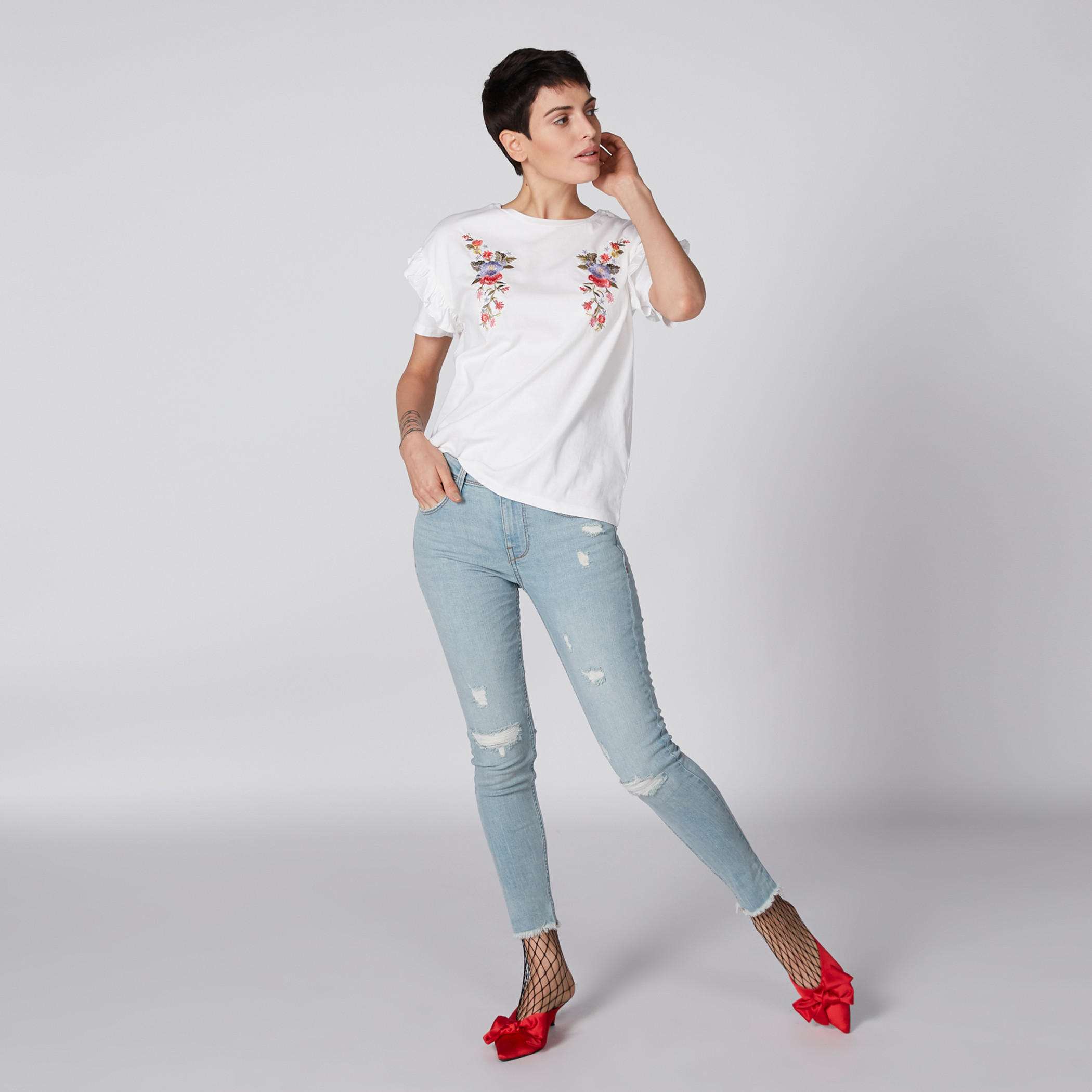 بنطال جينز قصير بتصميم ممزّق وجيوب من لي كوبر-women-clothing-bottoms-jeans-image-3