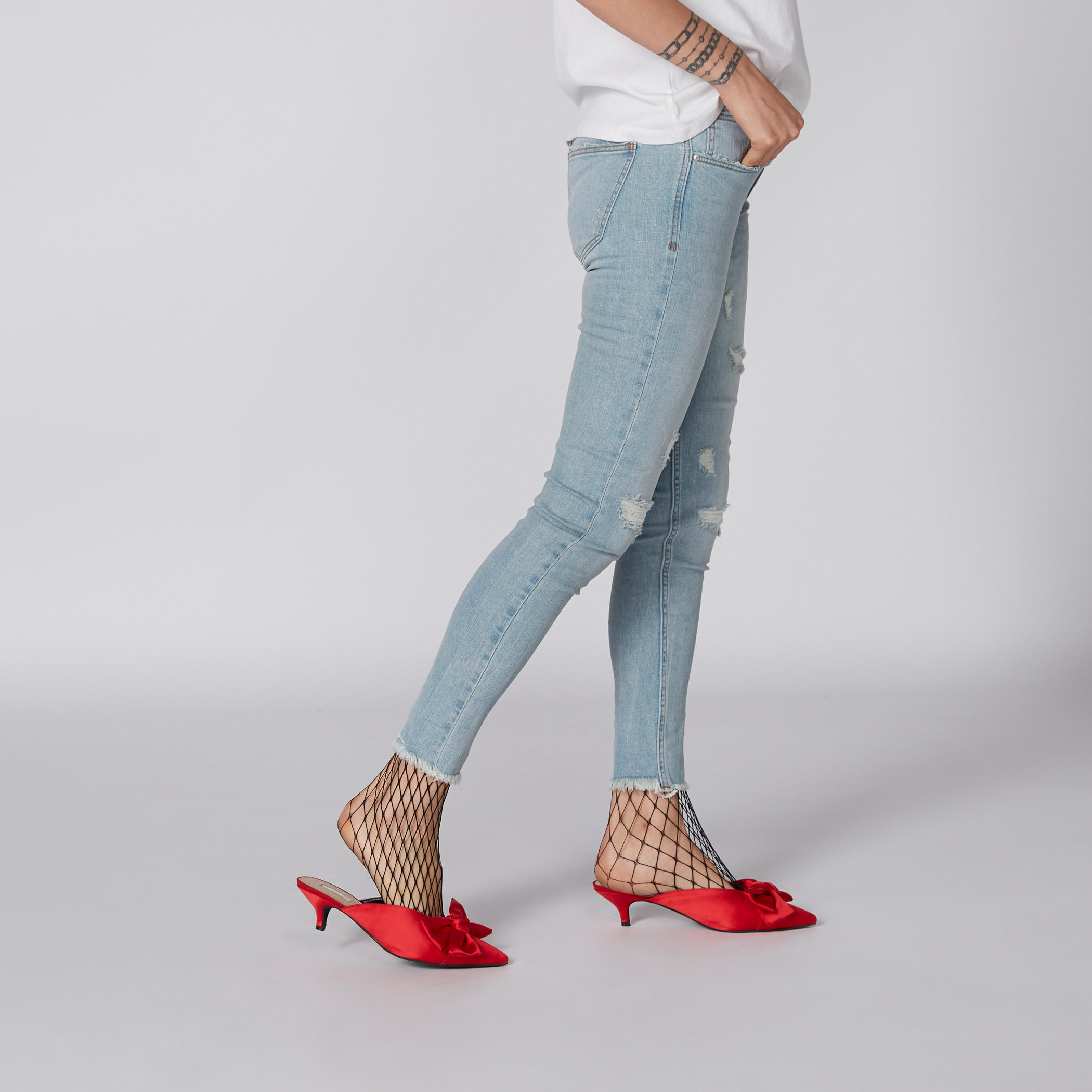 بنطال جينز قصير بتصميم ممزّق وجيوب من لي كوبر-women-clothing-bottoms-jeans-image-4