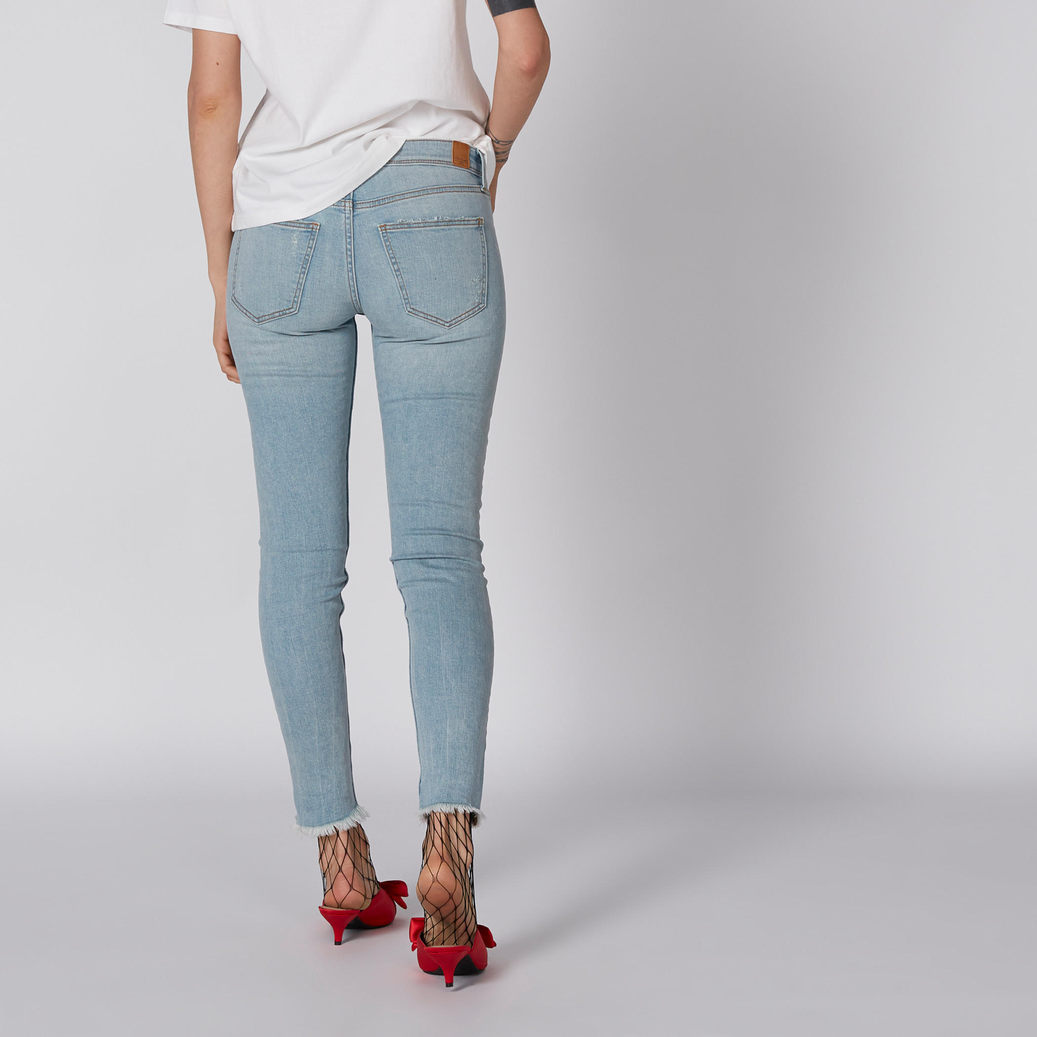 بنطال جينز قصير بتصميم ممزّق وجيوب من لي كوبر-women-clothing-bottoms-jeans-image-5