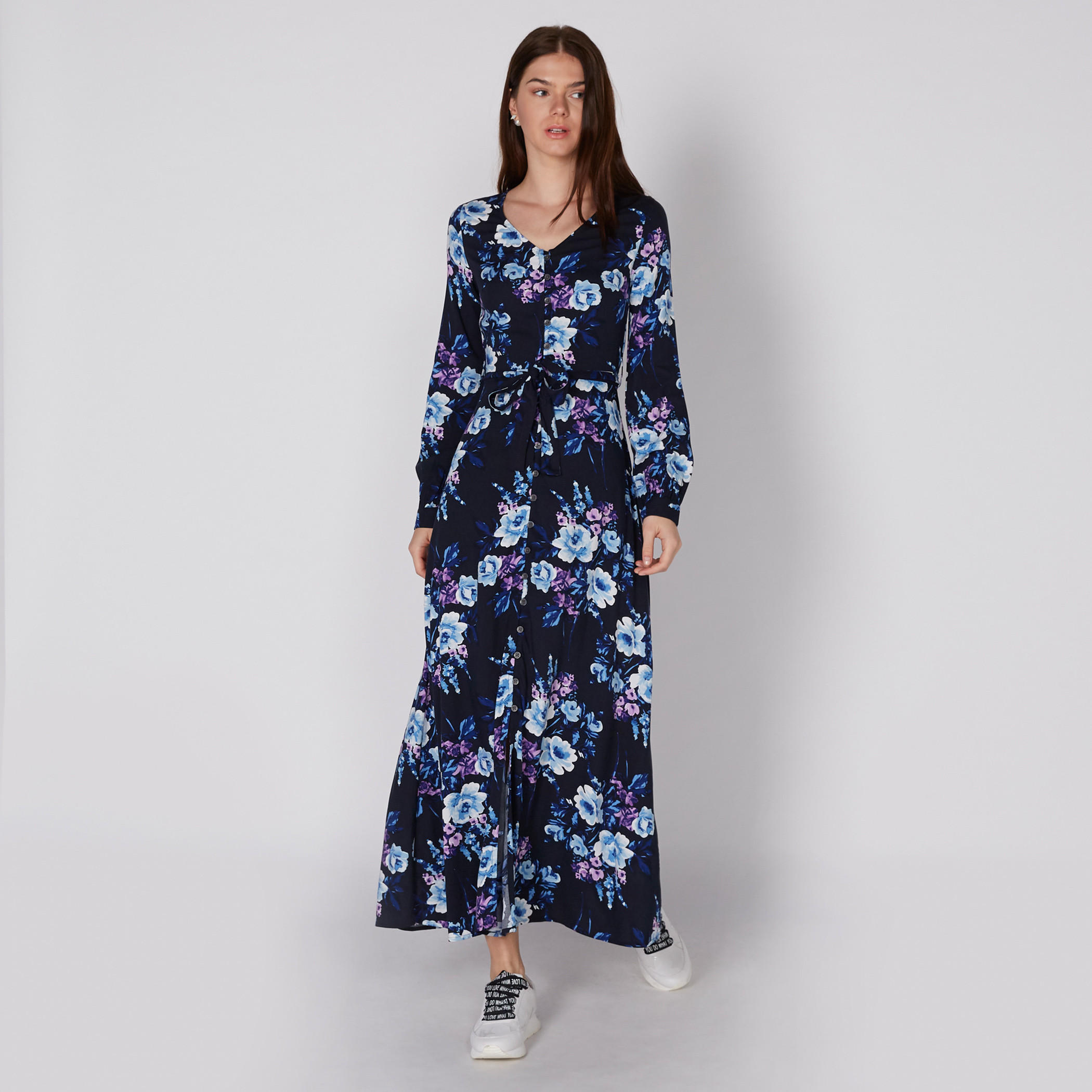 فستان طويل بطبعات وأكمام طويلة ورباط من لي كوبر-women-clothing-dresses-image-1