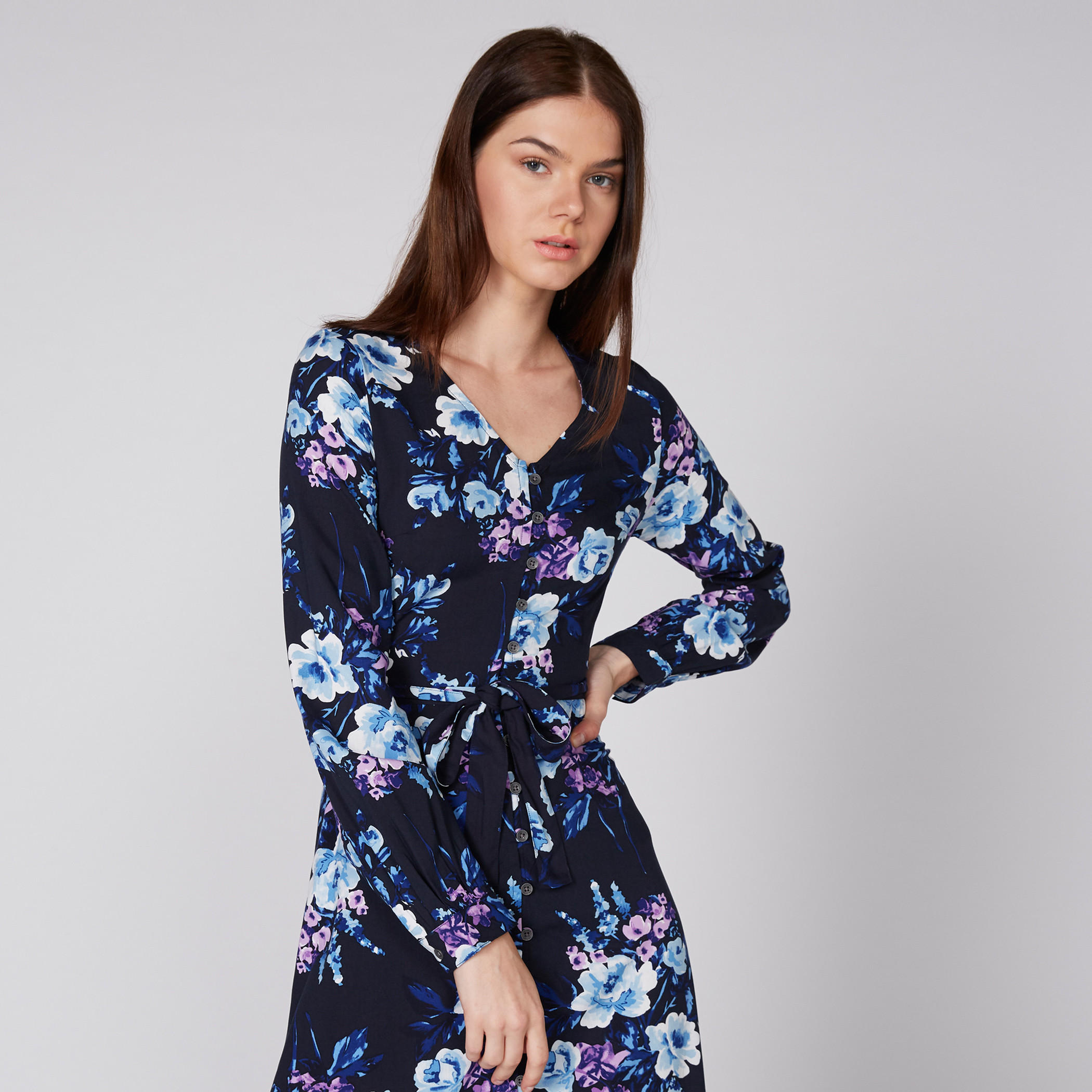 فستان طويل بطبعات وأكمام طويلة ورباط من لي كوبر-women-clothing-dresses-image-2