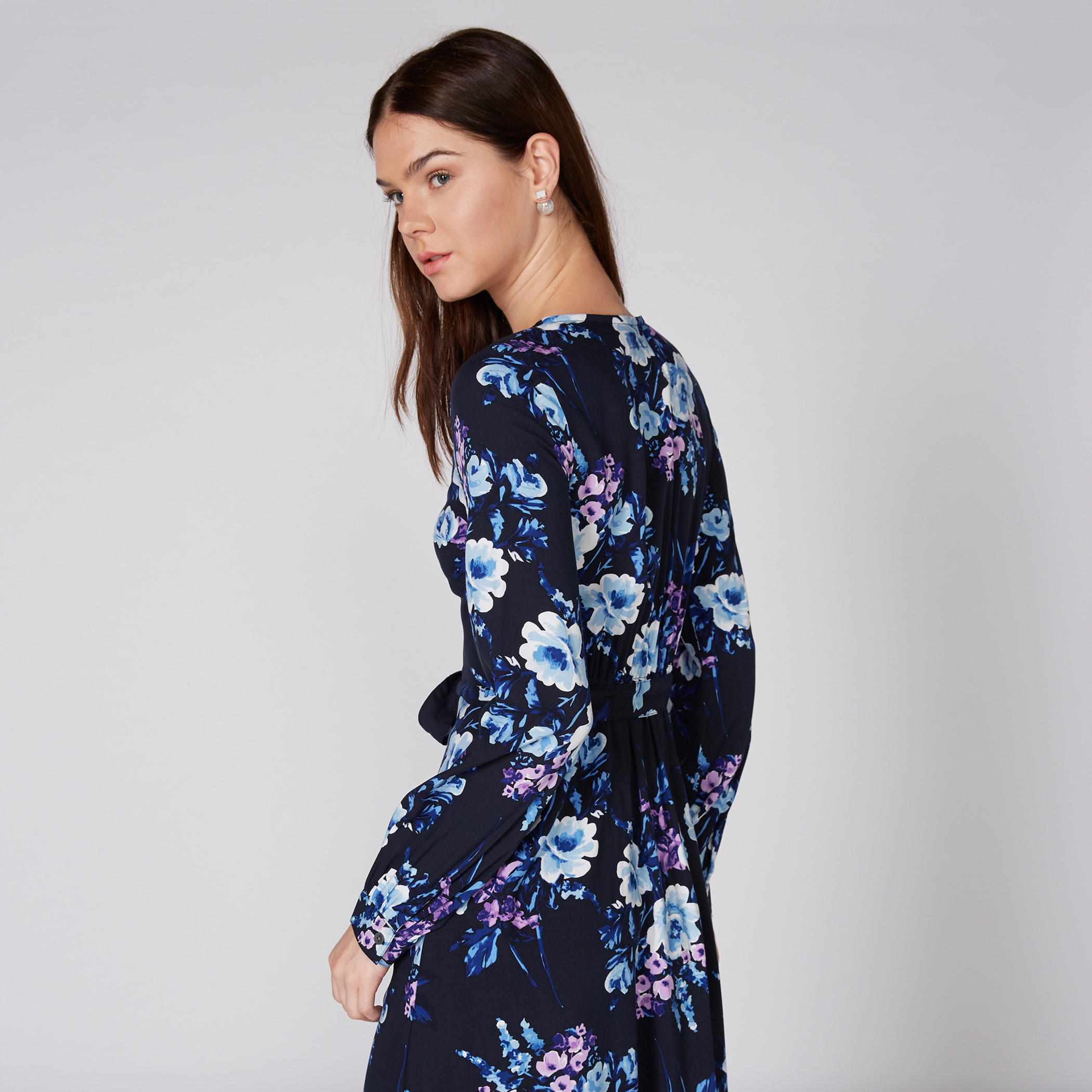فستان طويل بطبعات وأكمام طويلة ورباط من لي كوبر-women-clothing-dresses-image-3
