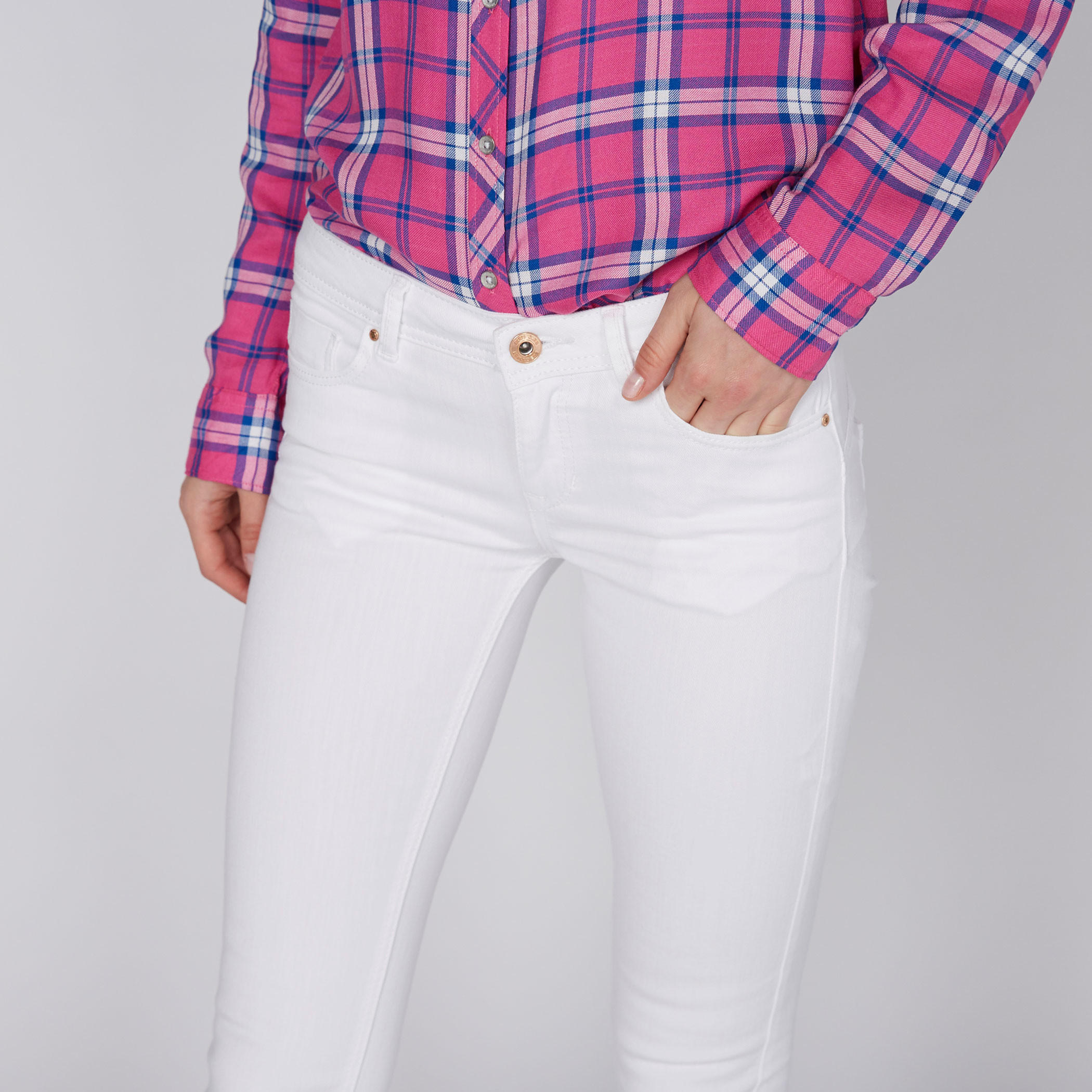 بنطال جينز بقصّة ضيّقة وزر إغلاق من لي كوبر-women-clothing-bottoms-jeans-image-3