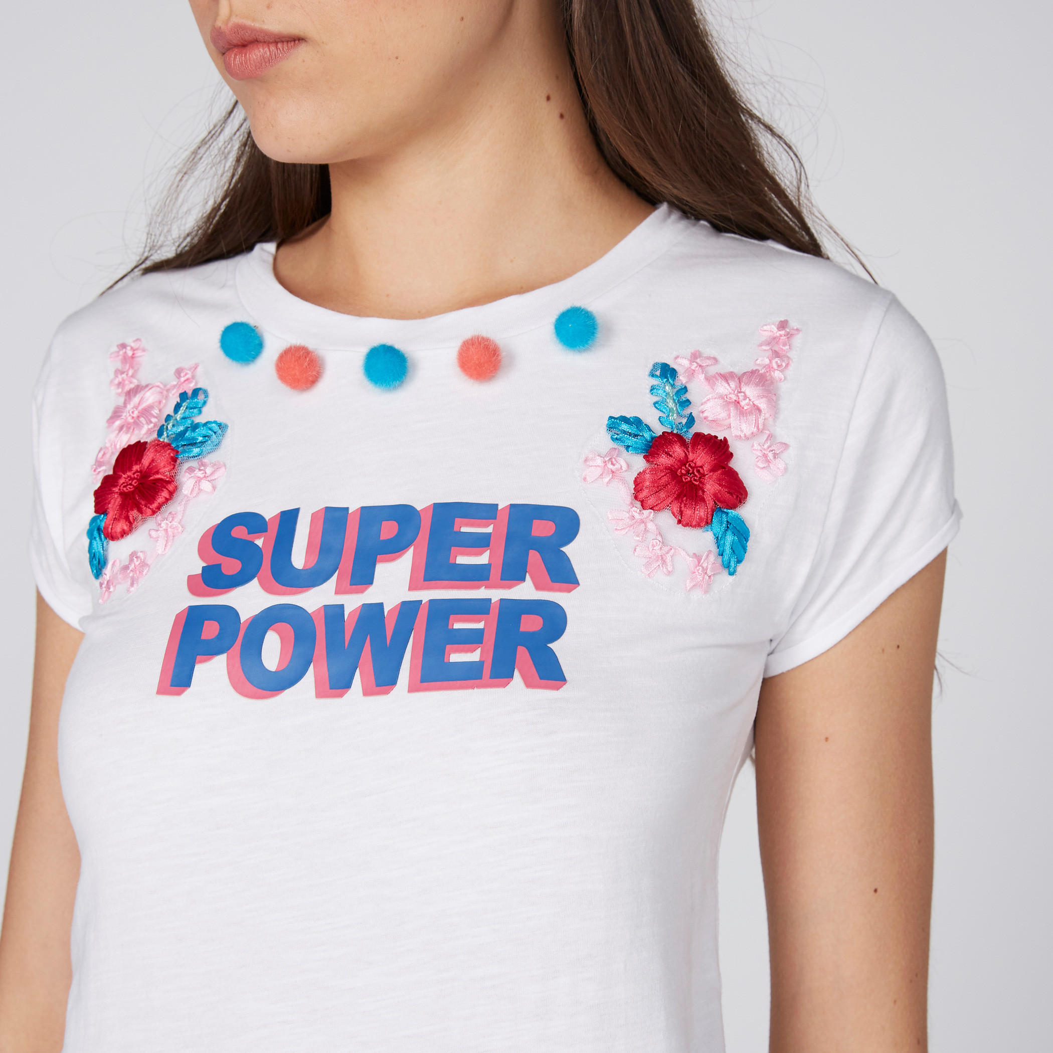 تيشيرت بأكمام كاب وطبعات وكرات بوم بوم من لي كوبر-women-clothing-tshirts-image-2