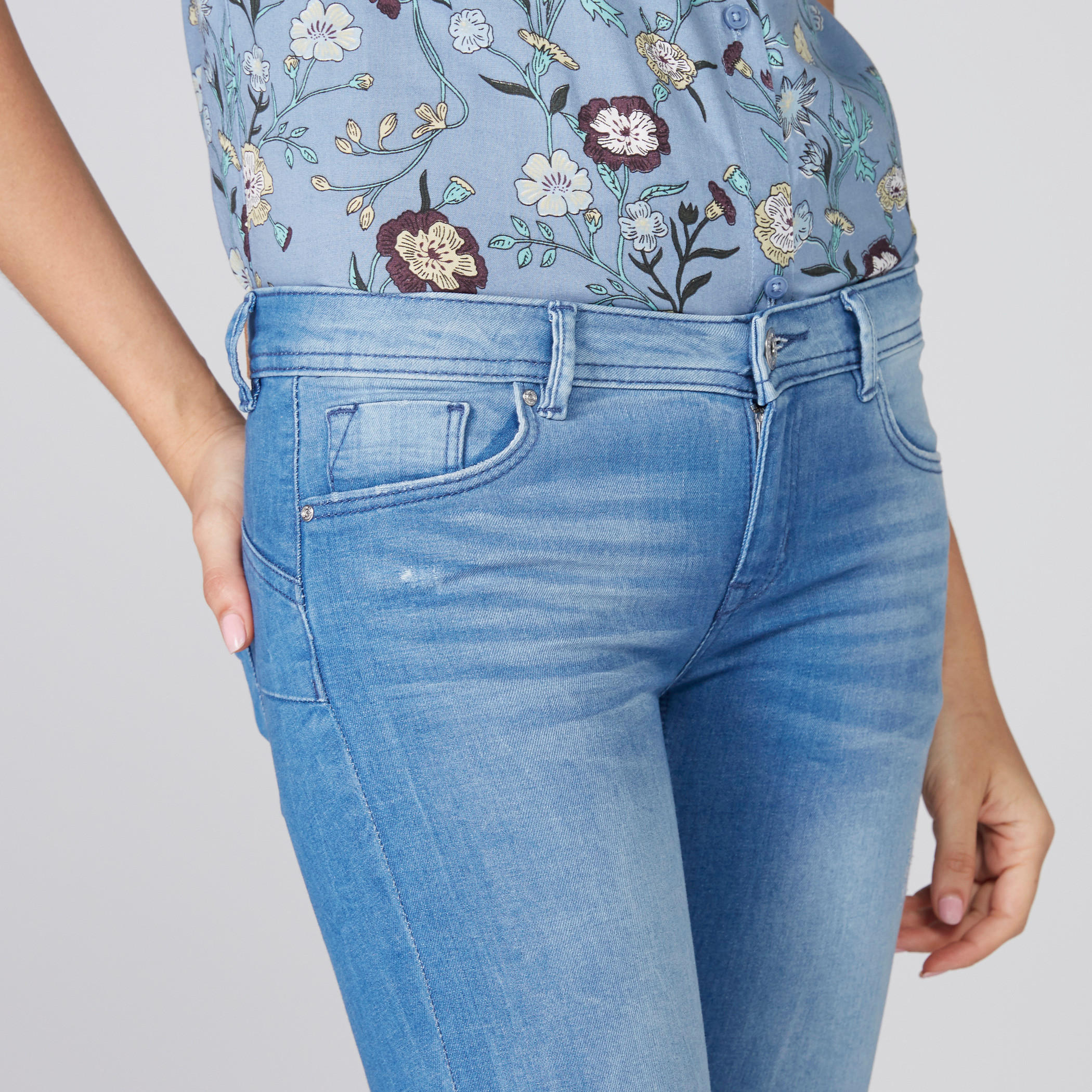 جينز بطول الكاحل بتصميم باهت من لي كوبر-women-clothing-bottoms-jeans-image-3