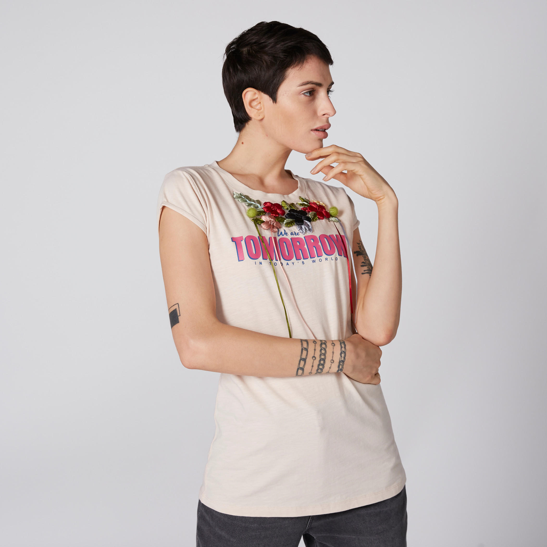 تيشيرت بياقة مستديرة وأكمام كاب وطبعات من لي كوبر-women-clothing-tshirts-image-1