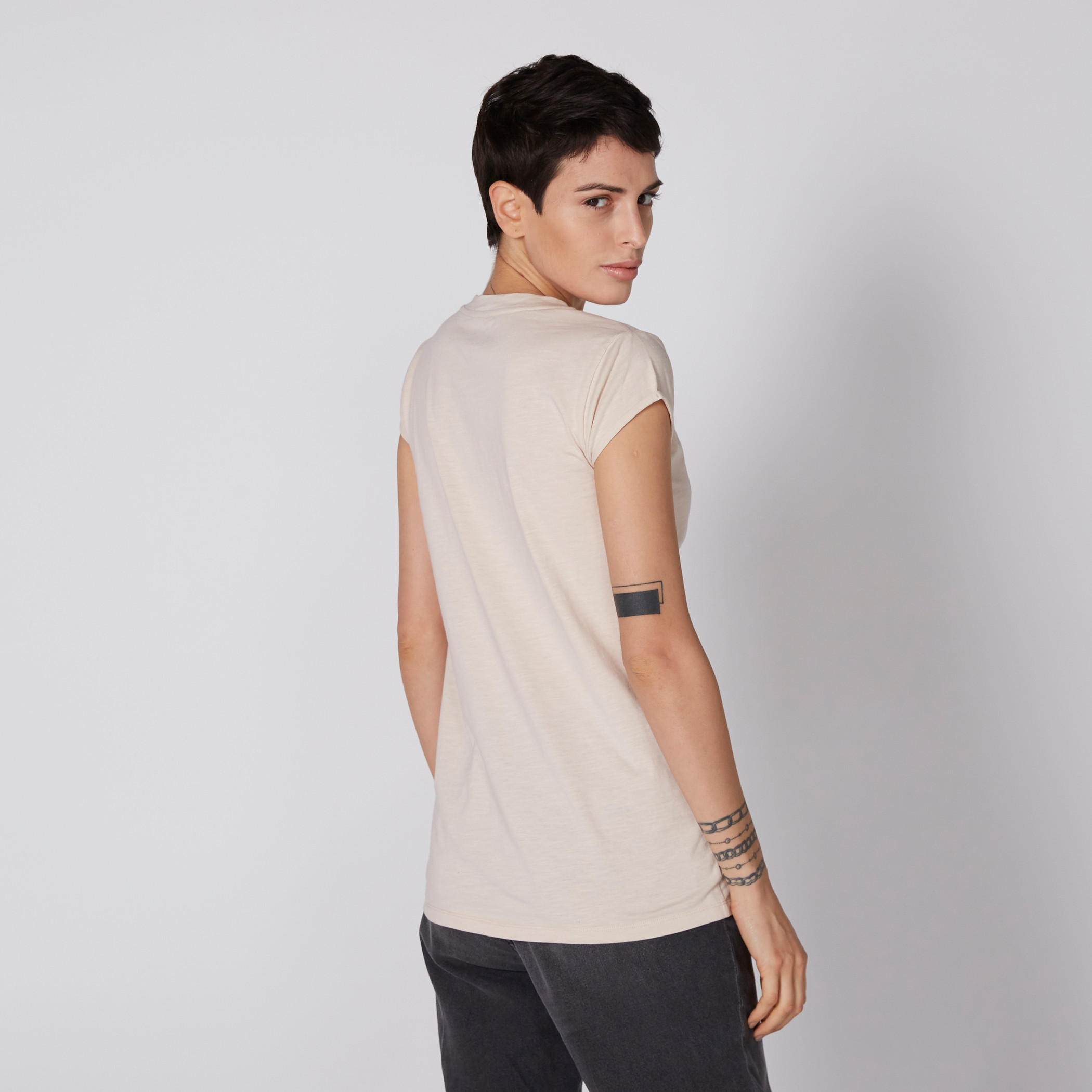 تيشيرت بياقة مستديرة وأكمام كاب وطبعات من لي كوبر-women-clothing-tshirts-image-2