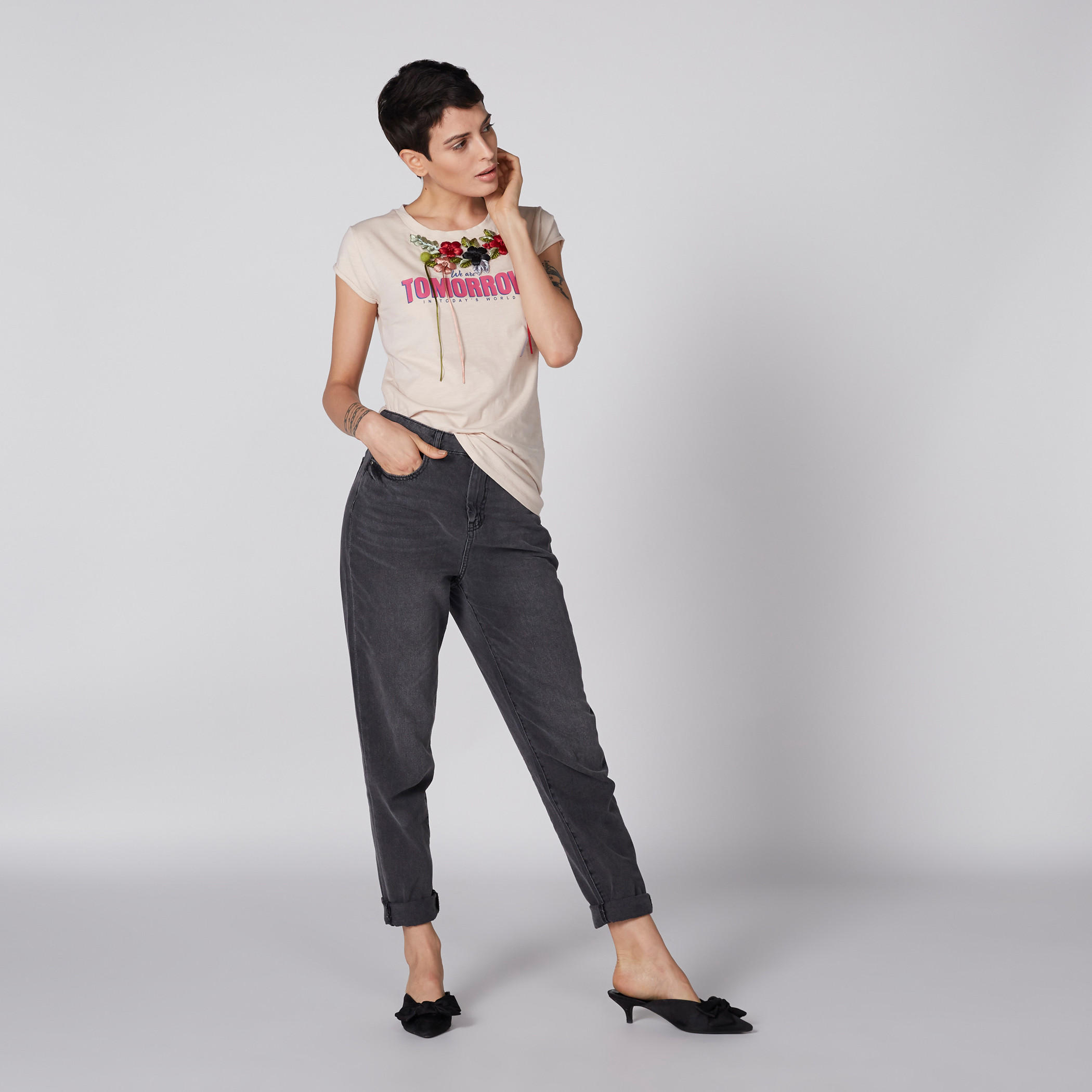 تيشيرت بياقة مستديرة وأكمام كاب وطبعات من لي كوبر-women-clothing-tshirts-image-3