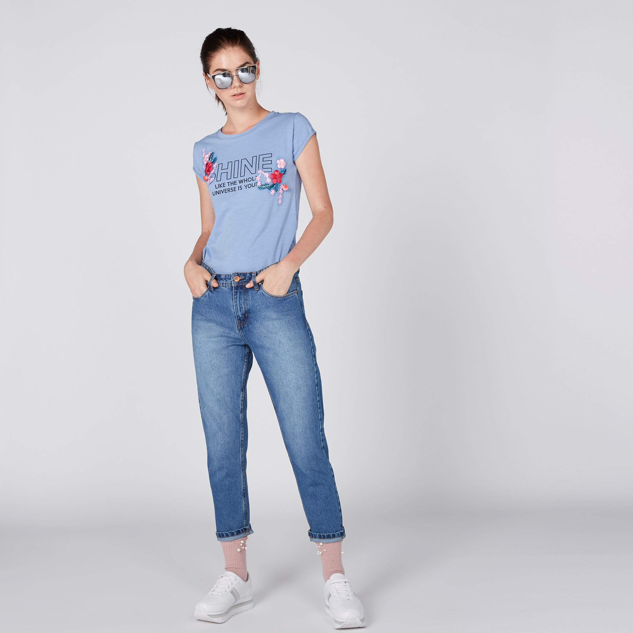 تيشيرت بياقة مستديرة وأكمام كاب وتزيينات أزهار من لي كوبر-women-clothing-tshirts-image-1
