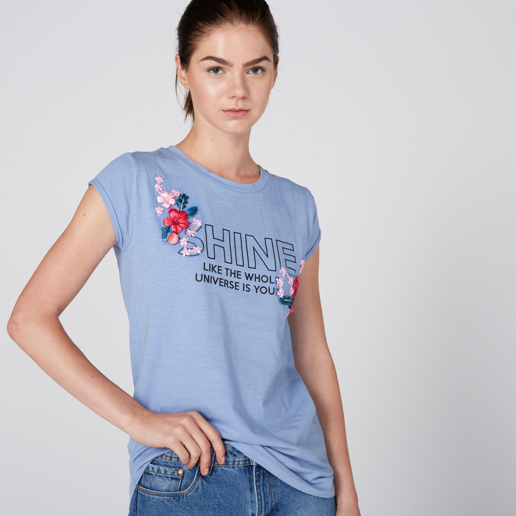 تيشيرت بياقة مستديرة وأكمام كاب وتزيينات أزهار من لي كوبر-women-clothing-tshirts-image-2