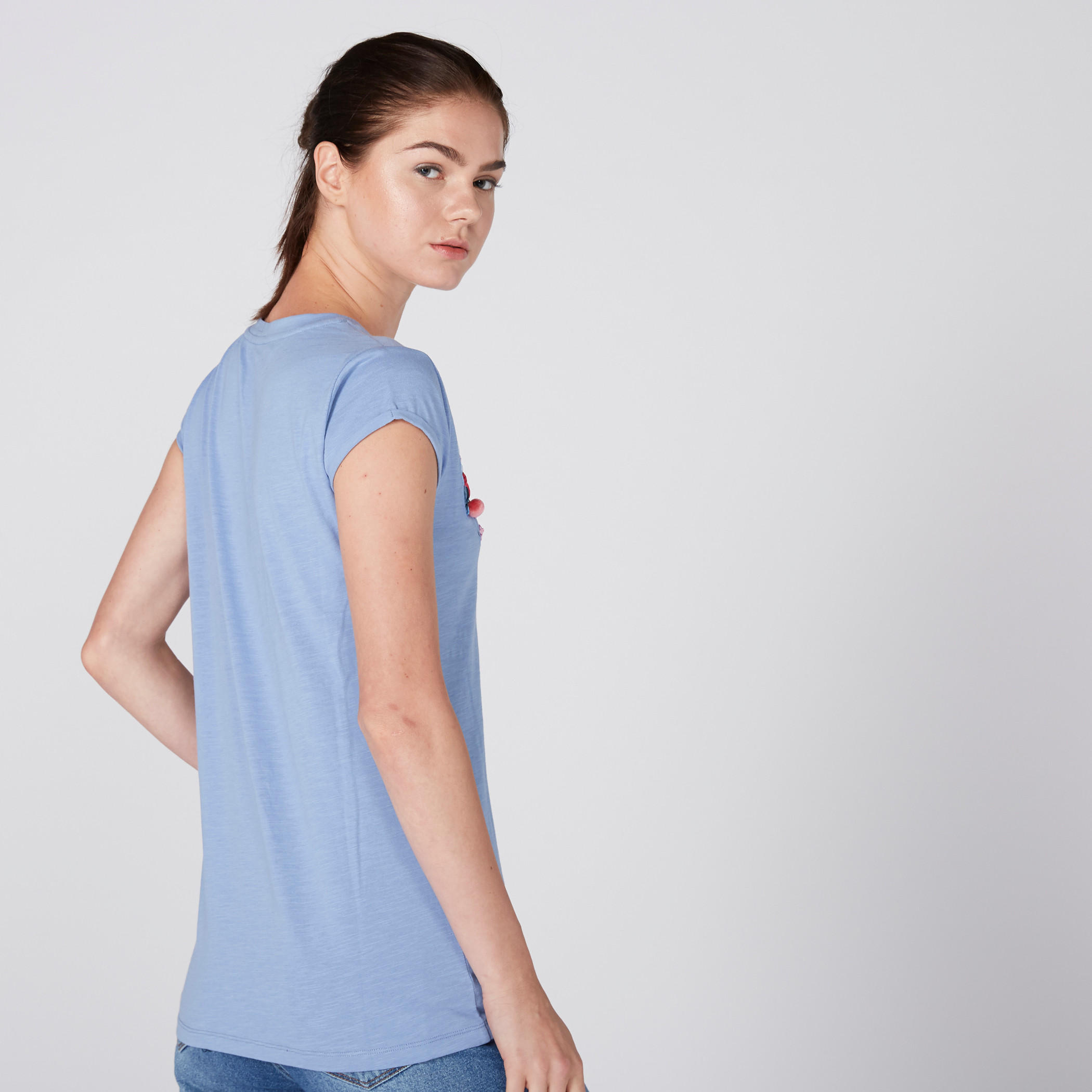 تيشيرت بياقة مستديرة وأكمام كاب وتزيينات أزهار من لي كوبر-women-clothing-tshirts-image-3