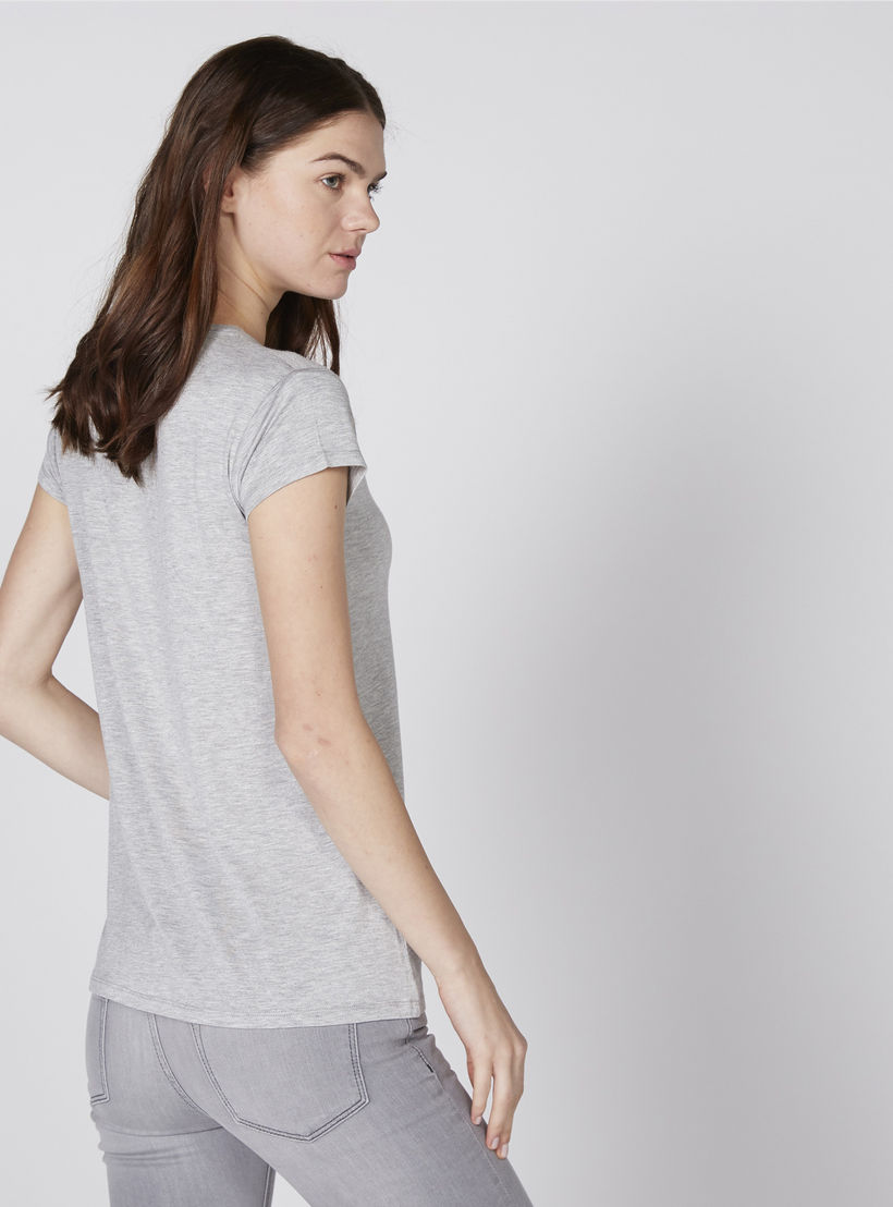 تيشيرت بياقة طوق وأكمام كاب وطبعات من لي كوبر-women-clothing-tshirts-image-4