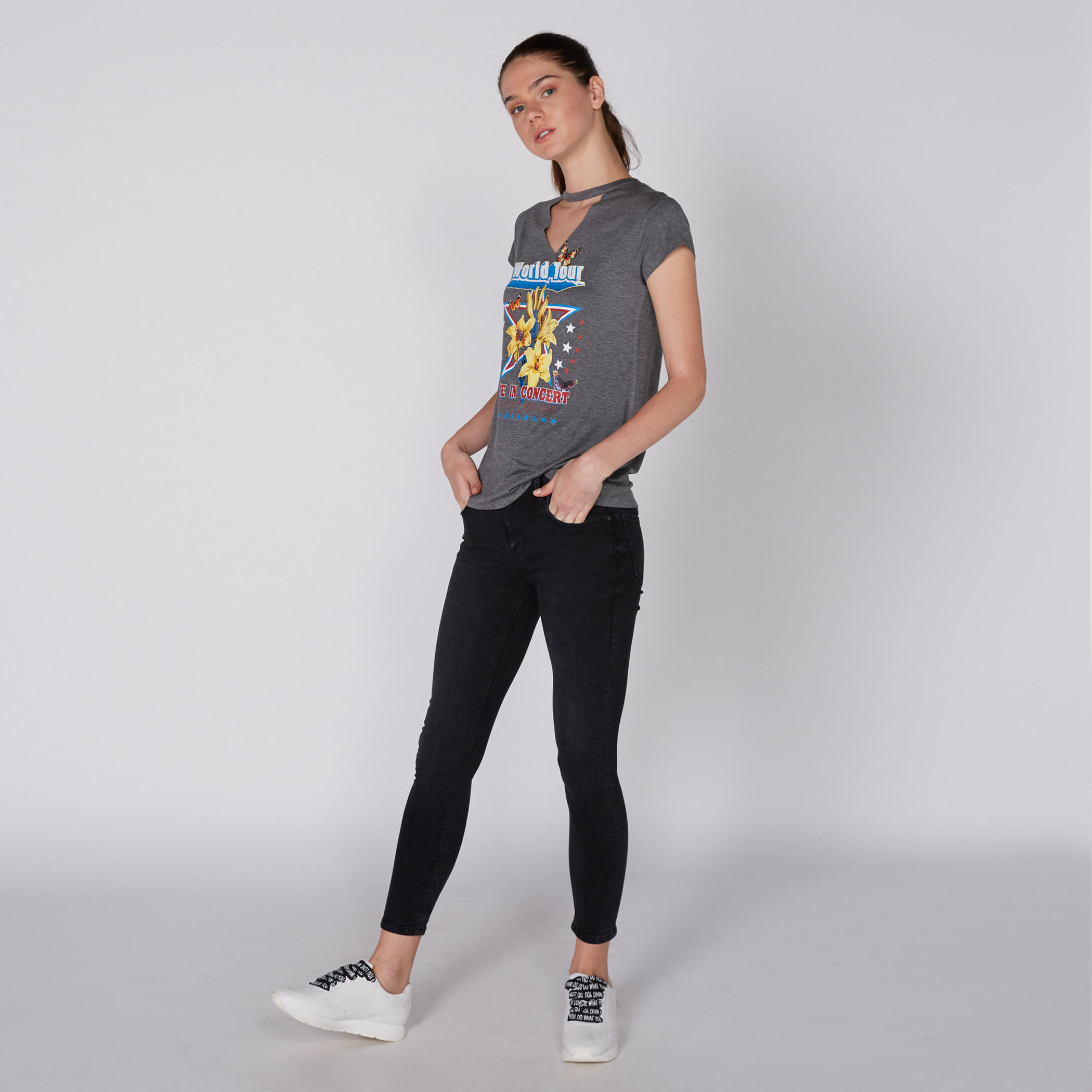 تيشيرت بياقة طوق وأكمام كاب مع طبعات من لي كوبر-women-clothing-tshirts-image-2