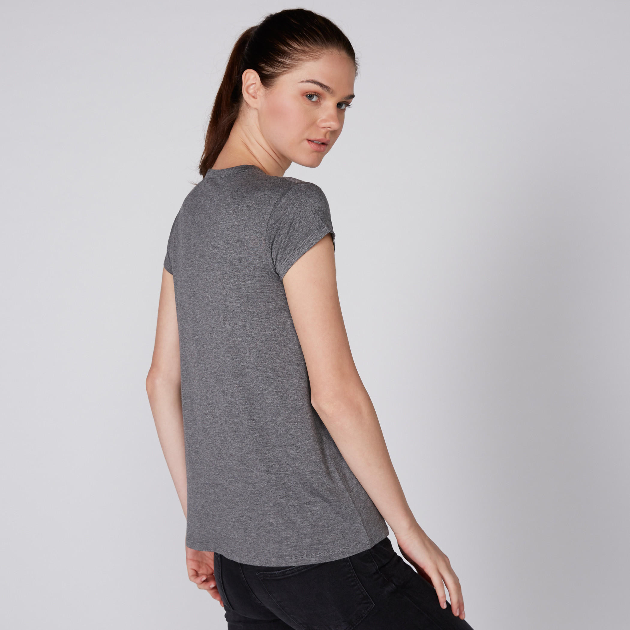 تيشيرت بياقة طوق وأكمام كاب مع طبعات من لي كوبر-women-clothing-tshirts-image-4