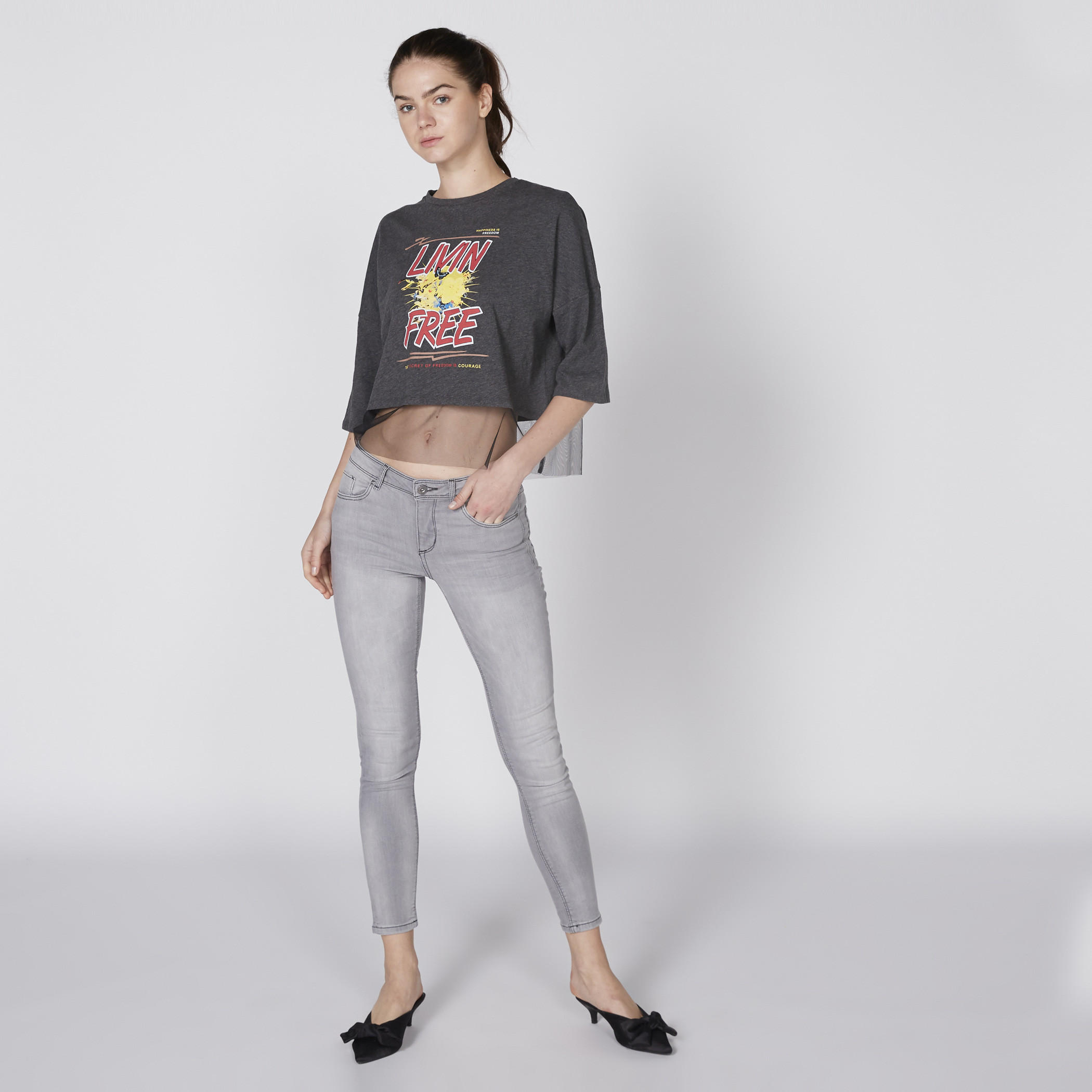 تيشيرت بياقة مستديرة وطبعات وتفاصيل شبكية من لي كوبر-women-clothing-tshirts-image-2