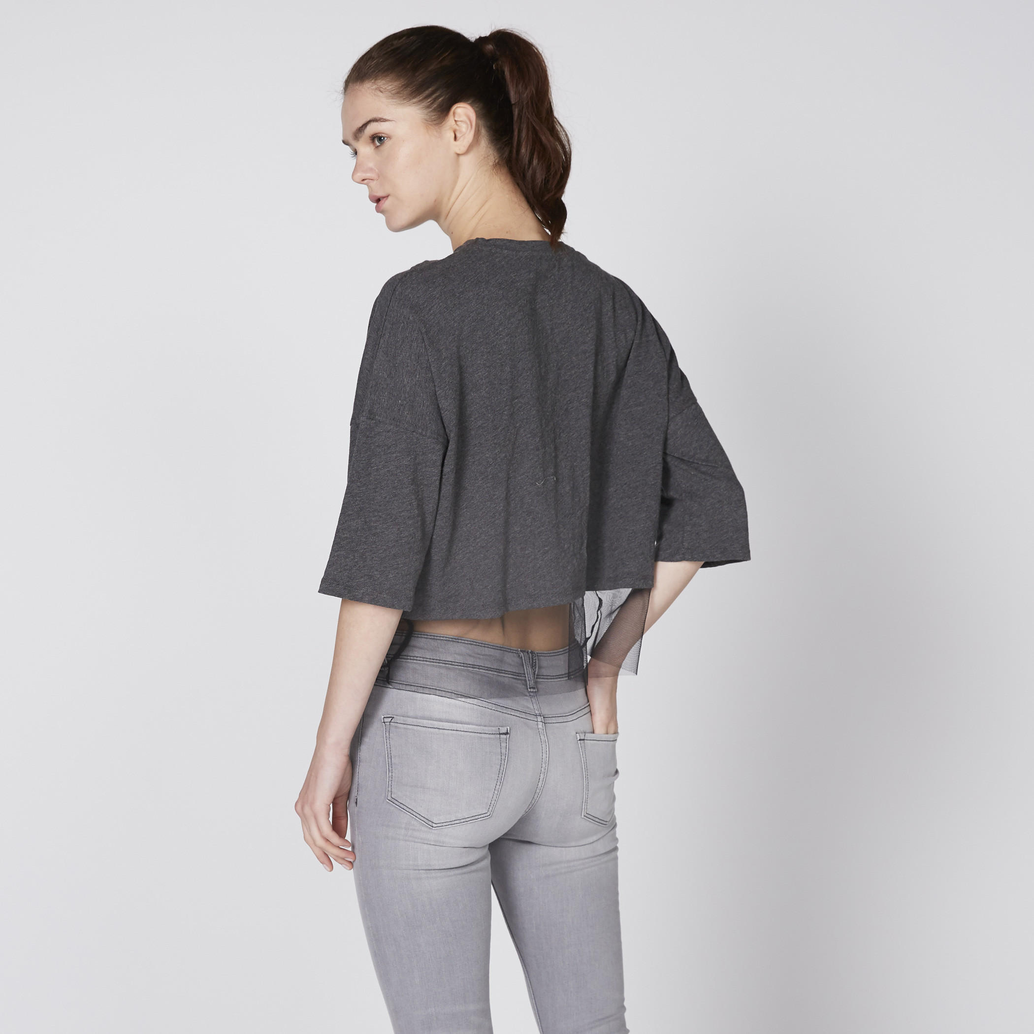تيشيرت بياقة مستديرة وطبعات وتفاصيل شبكية من لي كوبر-women-clothing-tshirts-image-3
