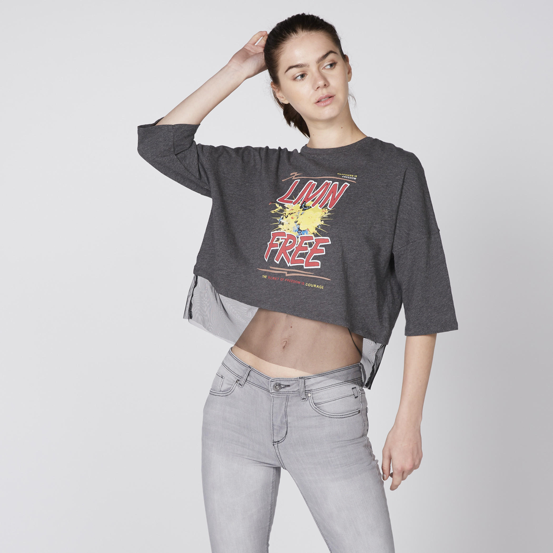تيشيرت بياقة مستديرة وطبعات وتفاصيل شبكية من لي كوبر-women-clothing-tshirts-image-4