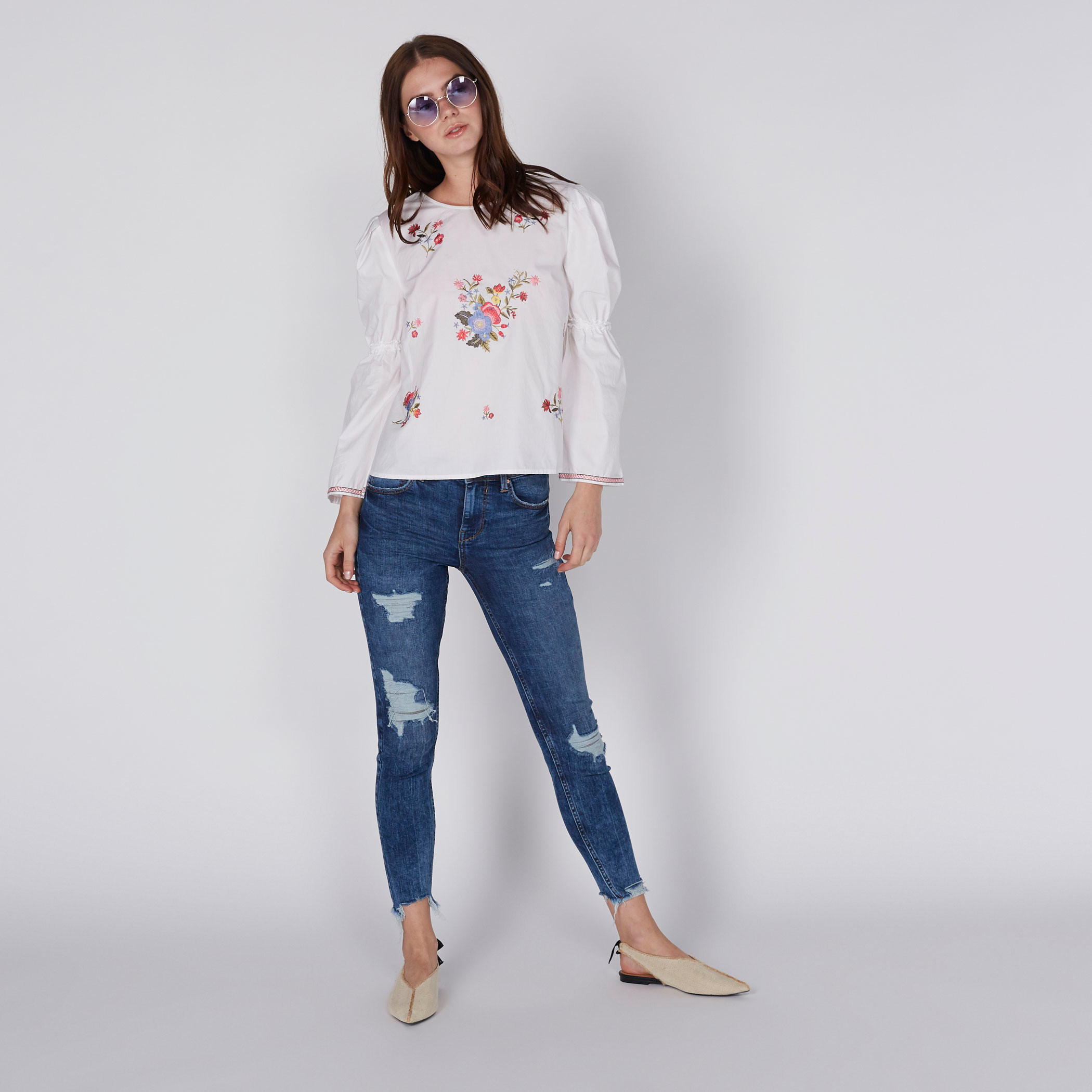 بلوزة مطرّزة بياقة مستديرة وأكمام طويلة من لي كوبر-women-clothing-shirtsandblouses-blouses-image-1
