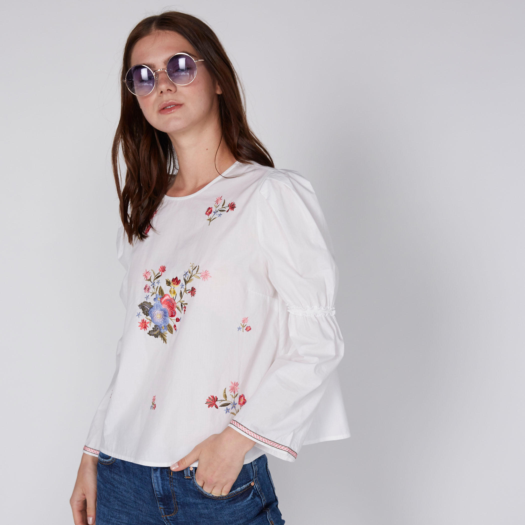 بلوزة مطرّزة بياقة مستديرة وأكمام طويلة من لي كوبر-women-clothing-shirtsandblouses-blouses-image-2