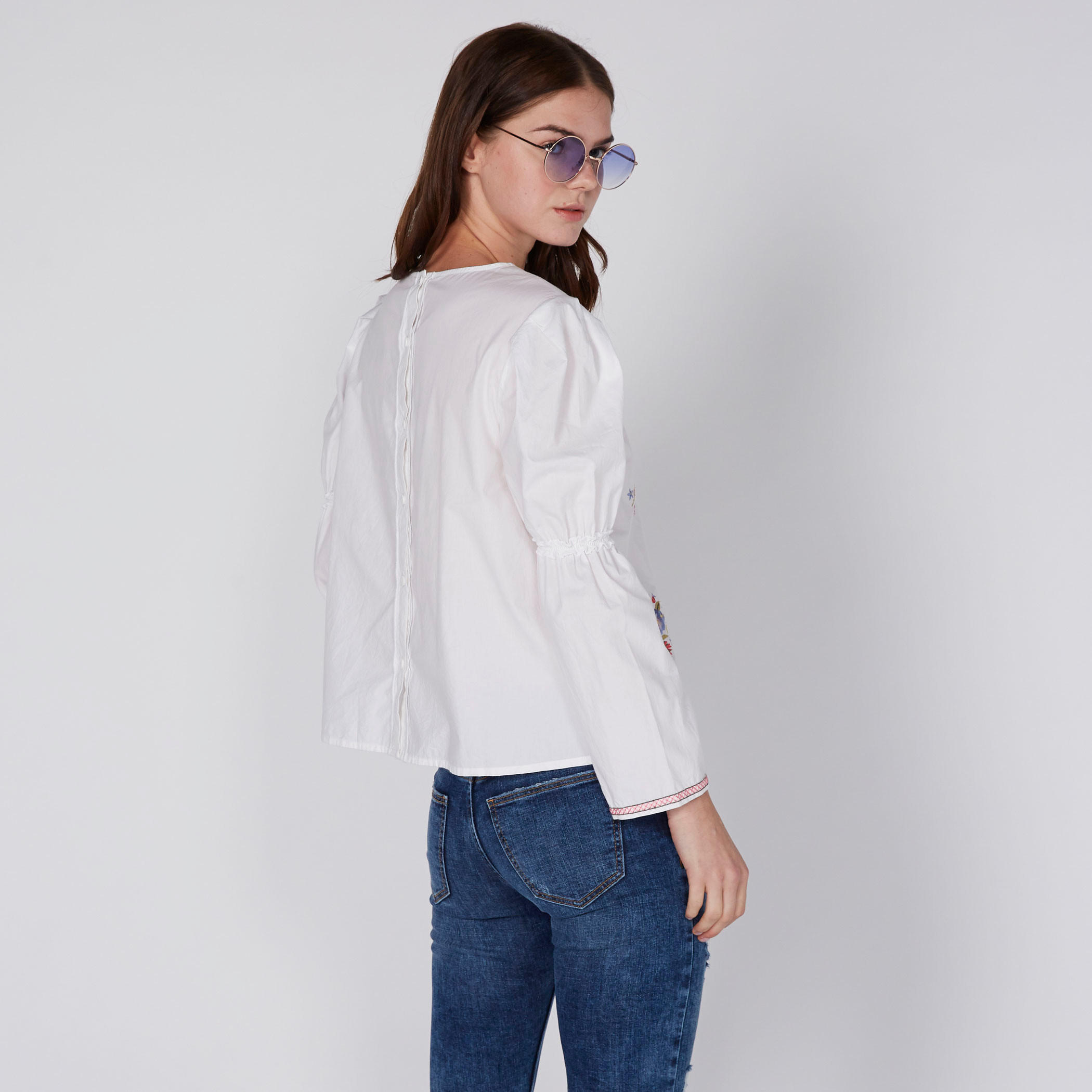 بلوزة مطرّزة بياقة مستديرة وأكمام طويلة من لي كوبر-women-clothing-shirtsandblouses-blouses-image-3