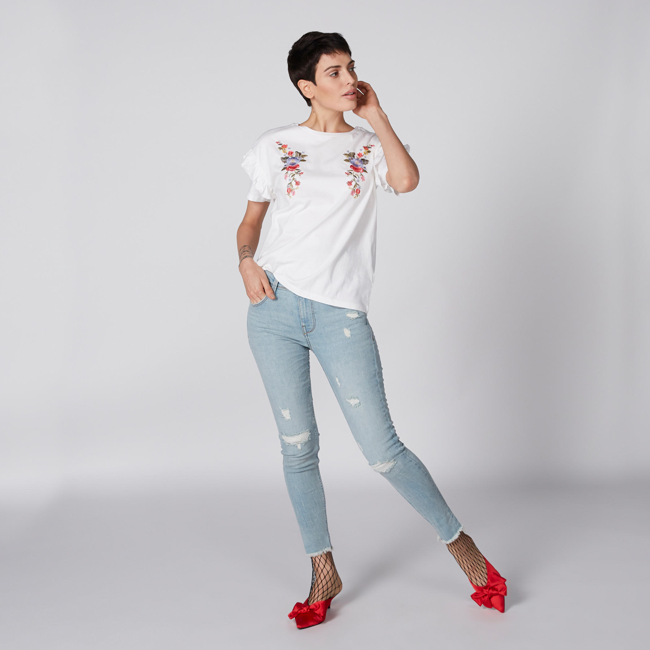 بلوزة مطرّزة بأكمام قصيرة وتفاصيل كشكش من لي كوبر-women-clothing-shirtsandblouses-blouses-image-1