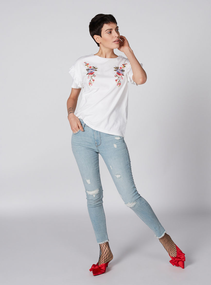 بلوزة مطرّزة بأكمام قصيرة وتفاصيل كشكش من لي كوبر-women-clothing-shirtsandblouses-blouses-image-1