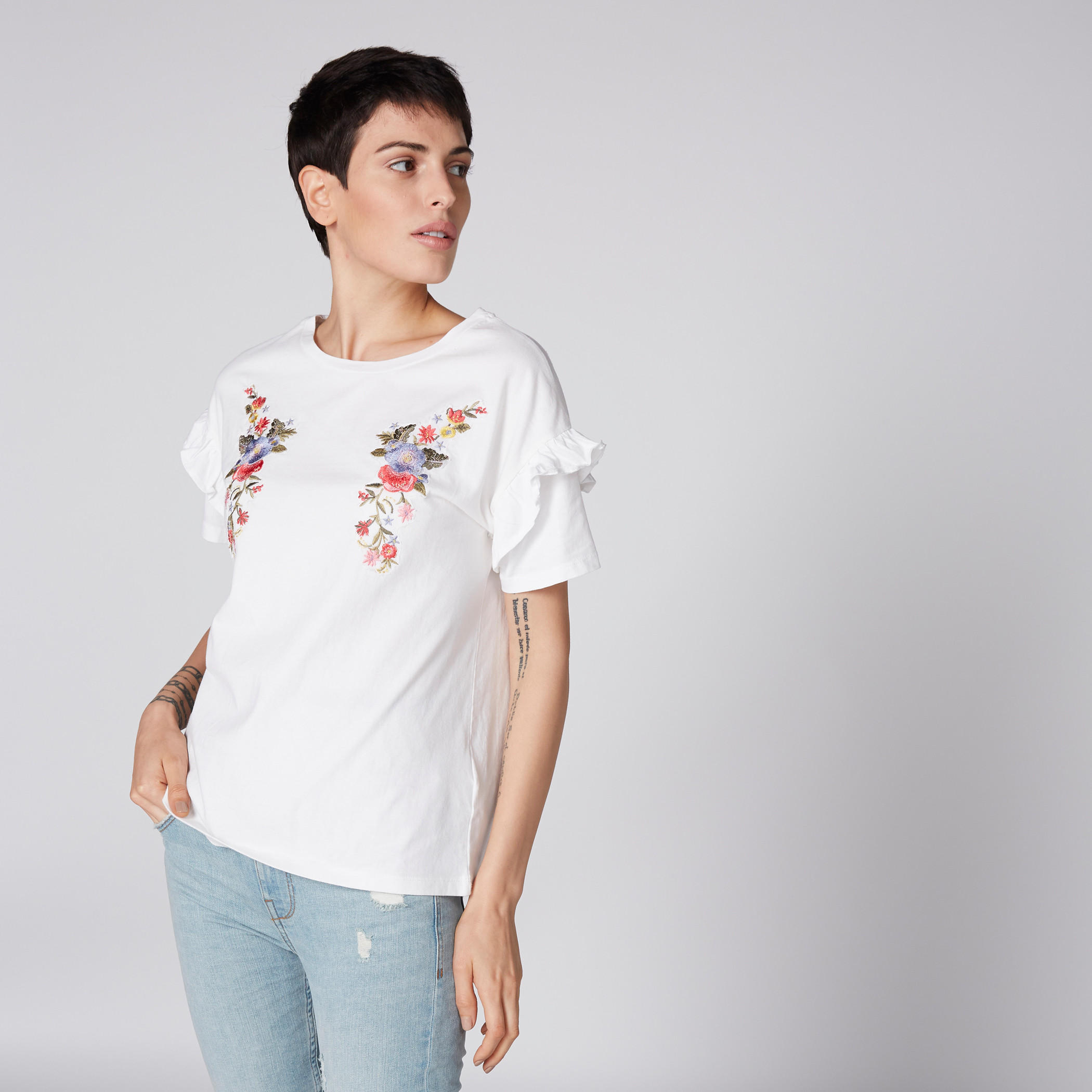 بلوزة مطرّزة بأكمام قصيرة وتفاصيل كشكش من لي كوبر-women-clothing-shirtsandblouses-blouses-image-3