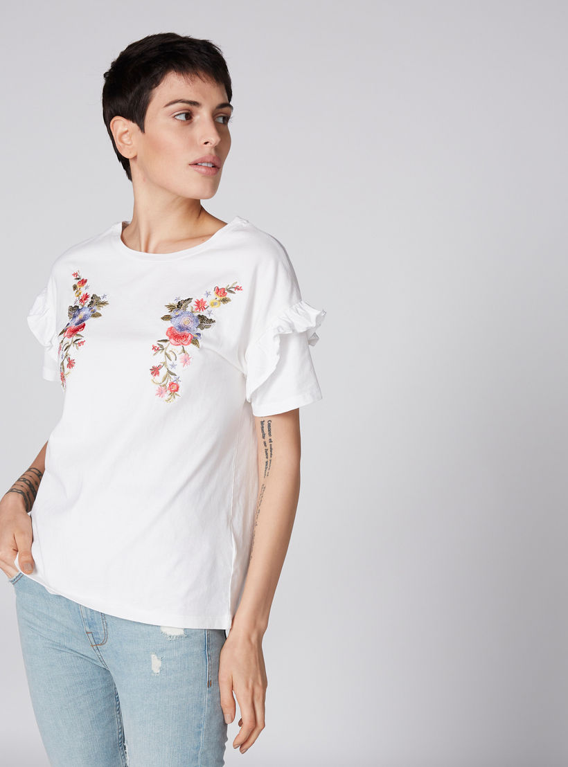 بلوزة مطرّزة بأكمام قصيرة وتفاصيل كشكش من لي كوبر-women-clothing-shirtsandblouses-blouses-image-3