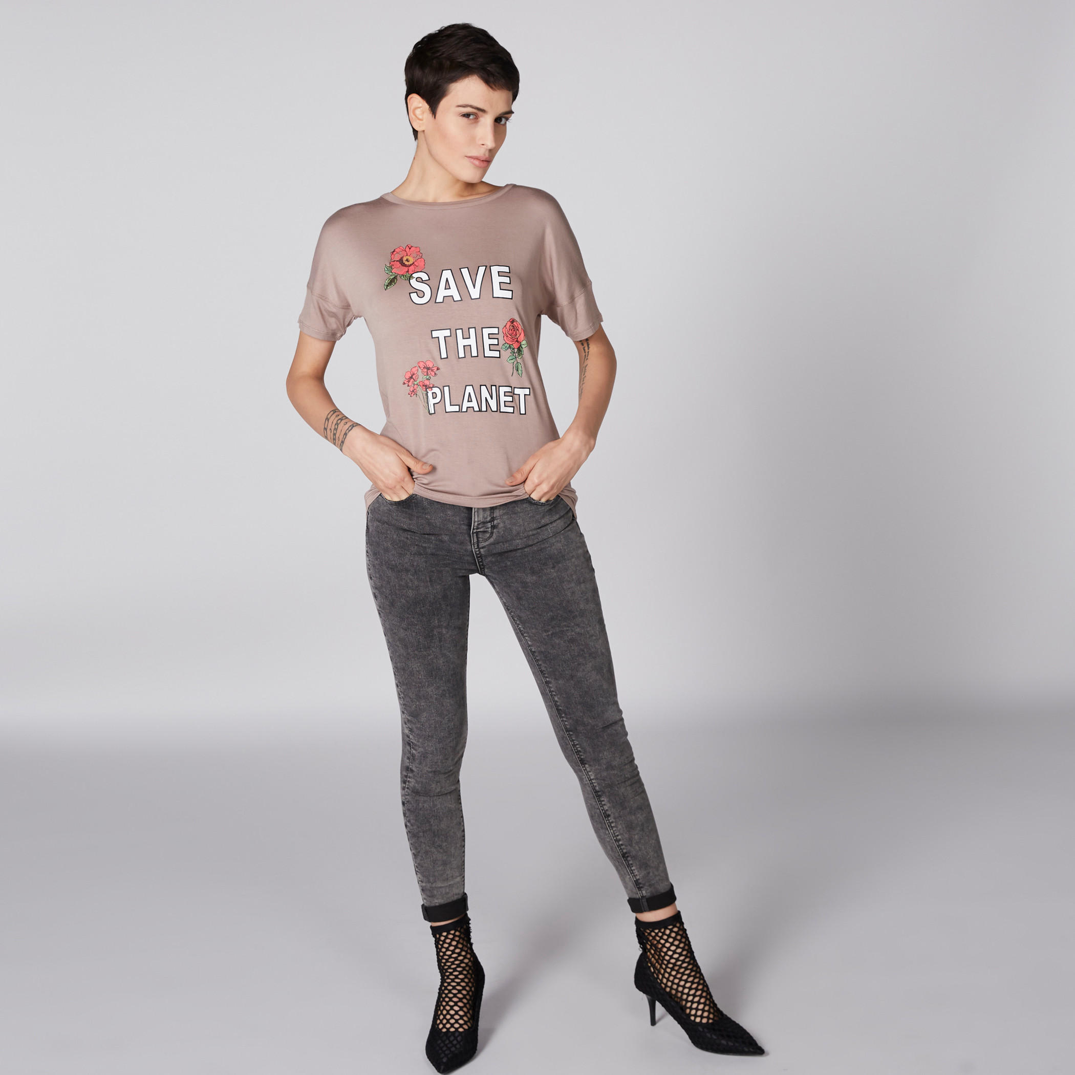 تيشيرت بياقة مستديرة وأكمام قصيرة وطبعات من لي كوبر-women-clothing-tshirts-image-3