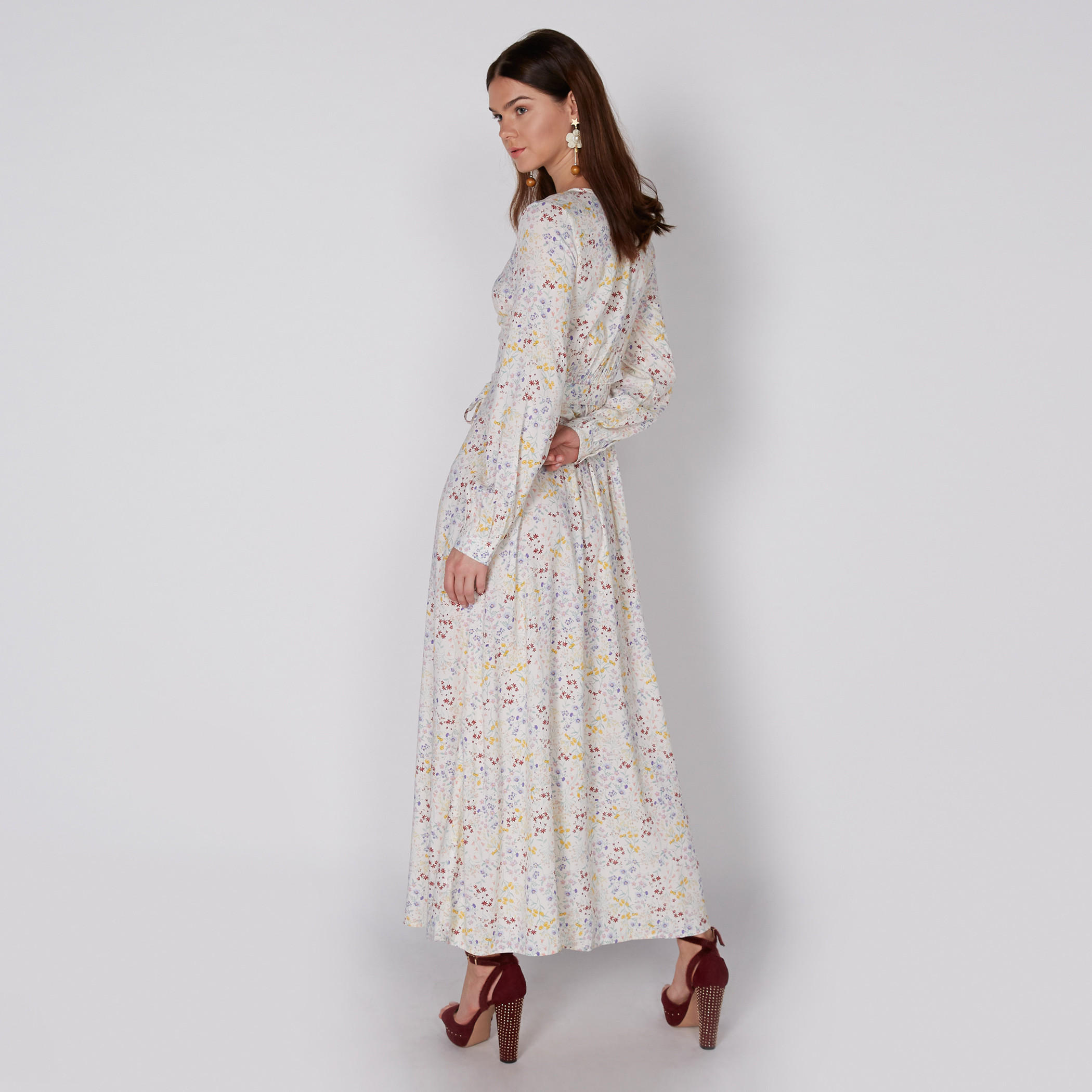فستان طويل بطبعات وأكمام طويلة ورباط من لي كوبر-women-clothing-dresses-image-5