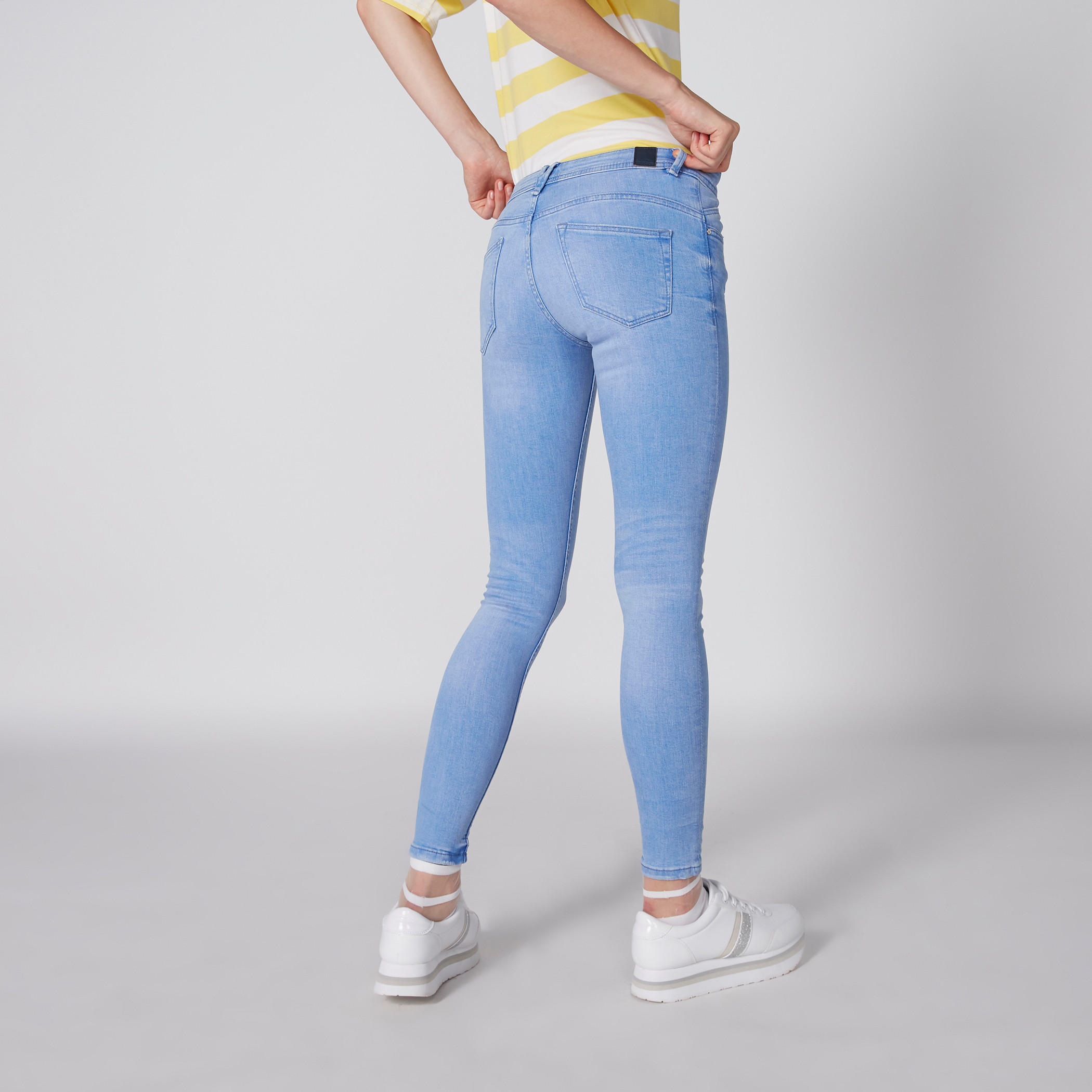 بنطال جينز طويل بزر إغلاق وجيوب من لي كوبر-women-clothing-bottoms-jeans-image-2