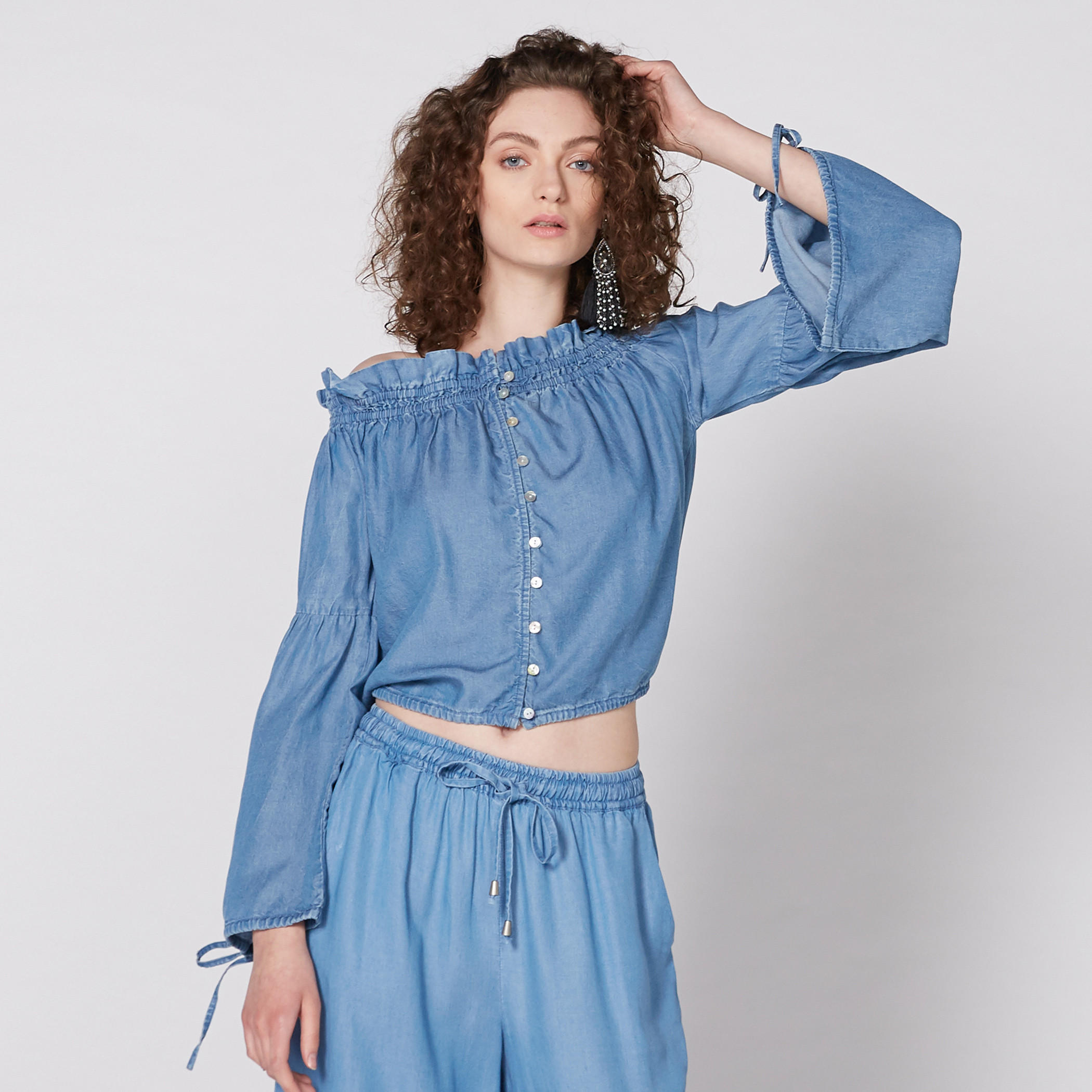 بلوزة بأكتاف مكشوفة وأكمام طويلة مع تفاصيل رباط من لي كوبر-women-clothing-shirtsandblouses-blouses-image-1