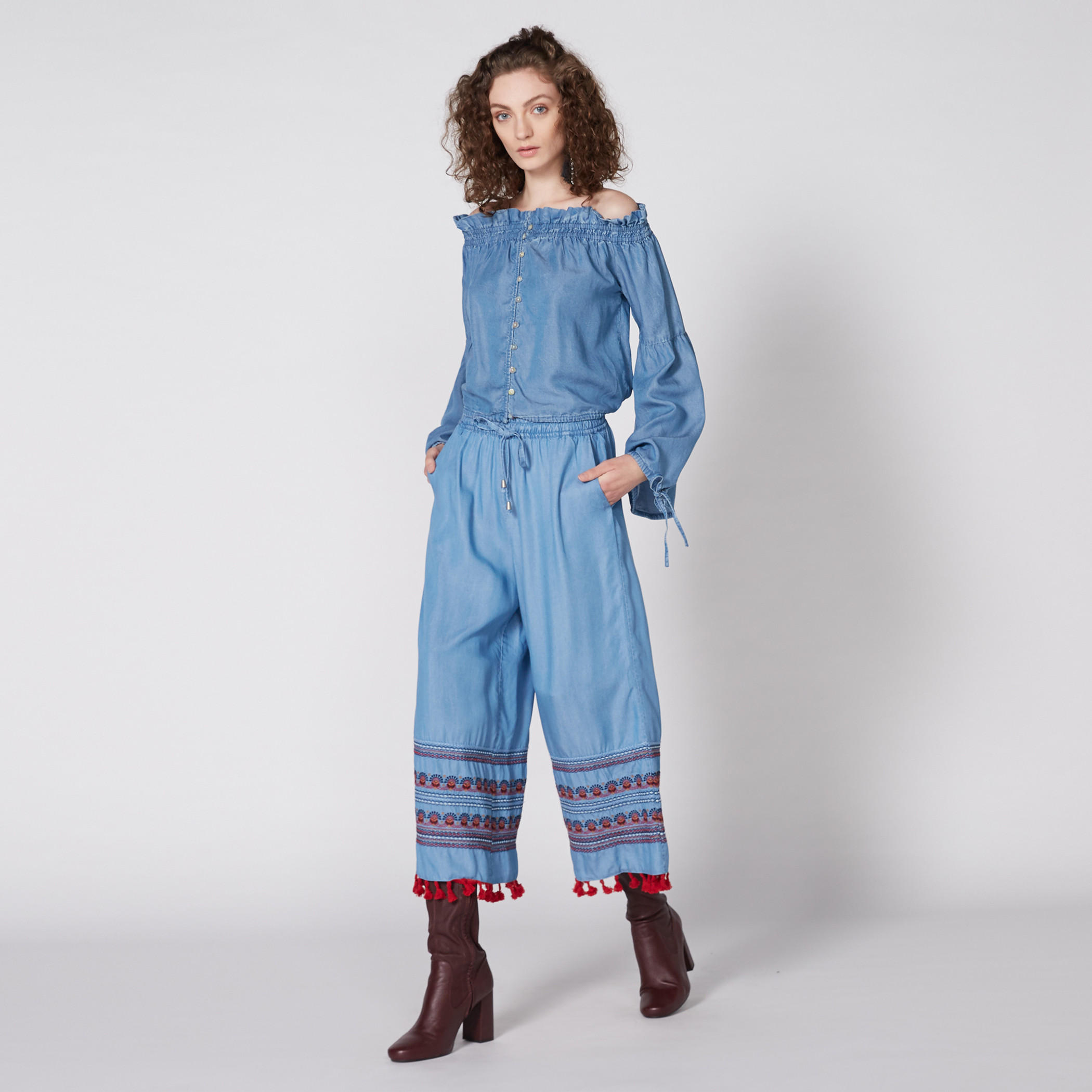 بلوزة بأكتاف مكشوفة وأكمام طويلة مع تفاصيل رباط من لي كوبر-women-clothing-shirtsandblouses-blouses-image-2