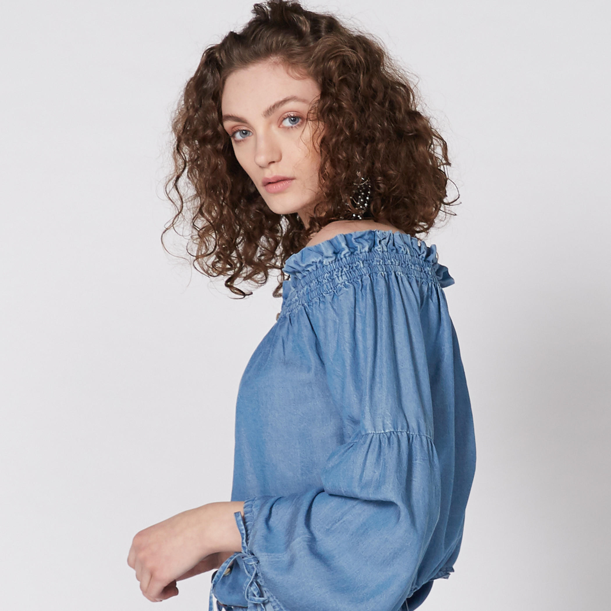 بلوزة بأكتاف مكشوفة وأكمام طويلة مع تفاصيل رباط من لي كوبر-women-clothing-shirtsandblouses-blouses-image-3