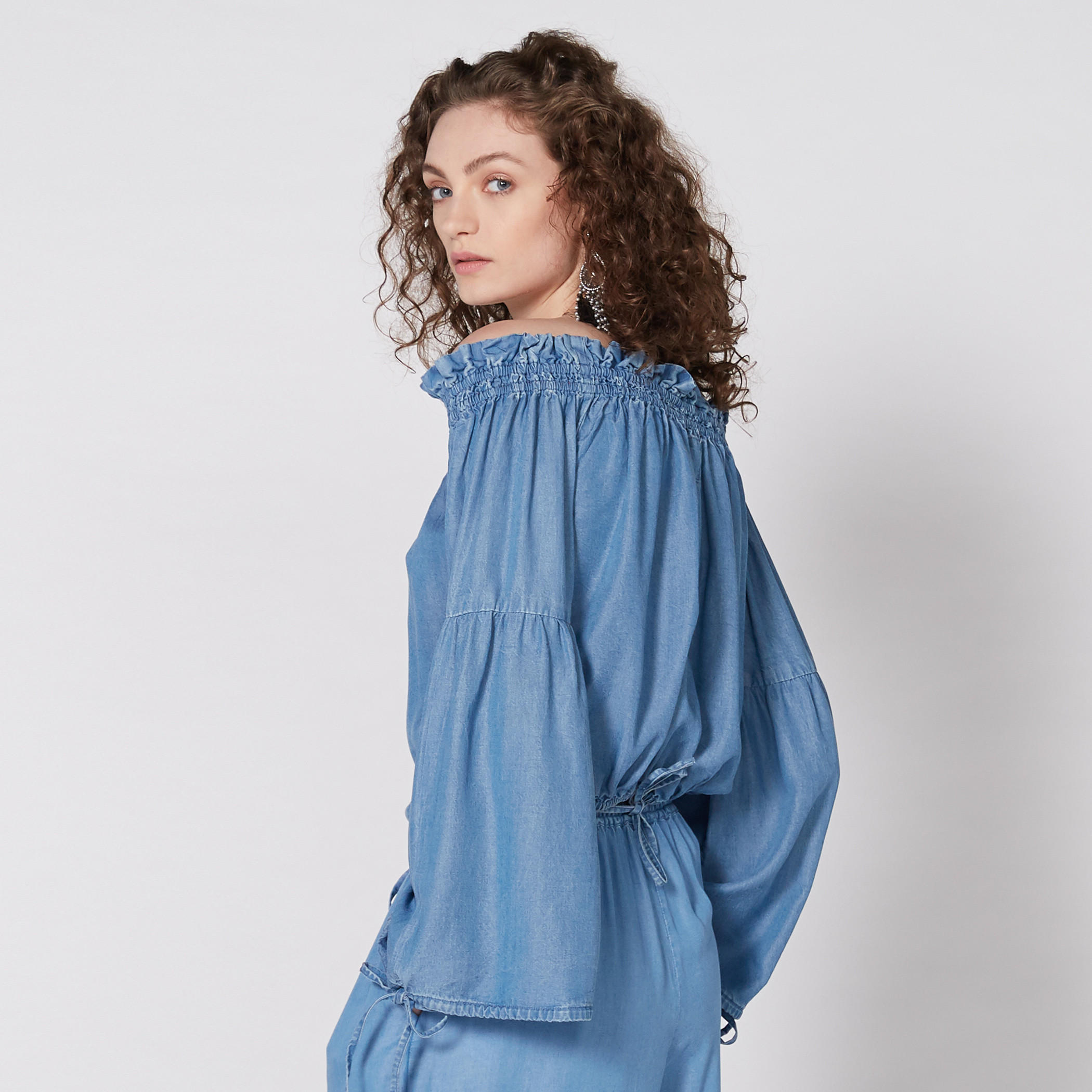 بلوزة بأكتاف مكشوفة وأكمام طويلة مع تفاصيل رباط من لي كوبر-women-clothing-shirtsandblouses-blouses-image-4