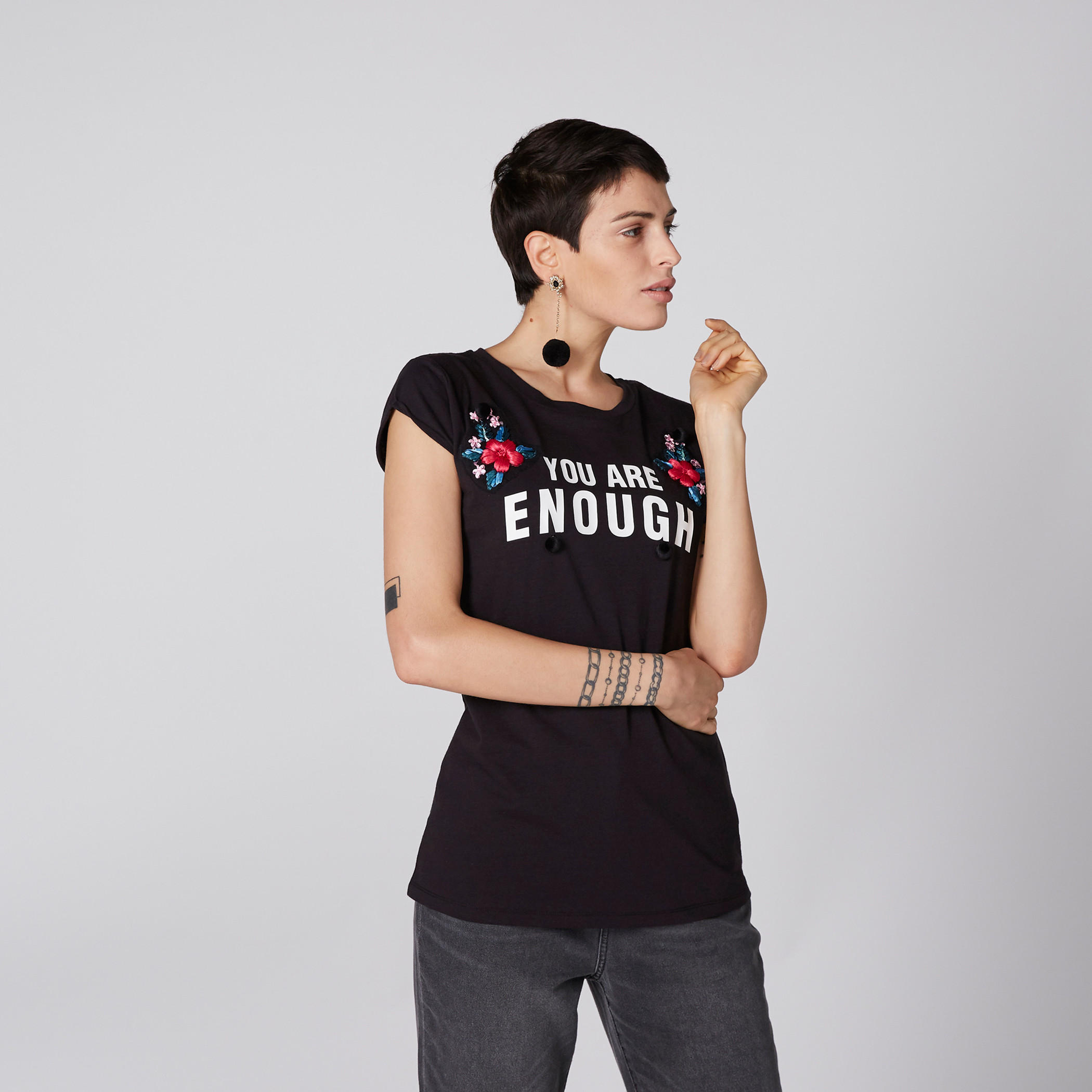 تيشيرت بياقة مستديرة وأكمام كاب وطبعات من لي كوبر-women-clothing-tshirts-image-2
