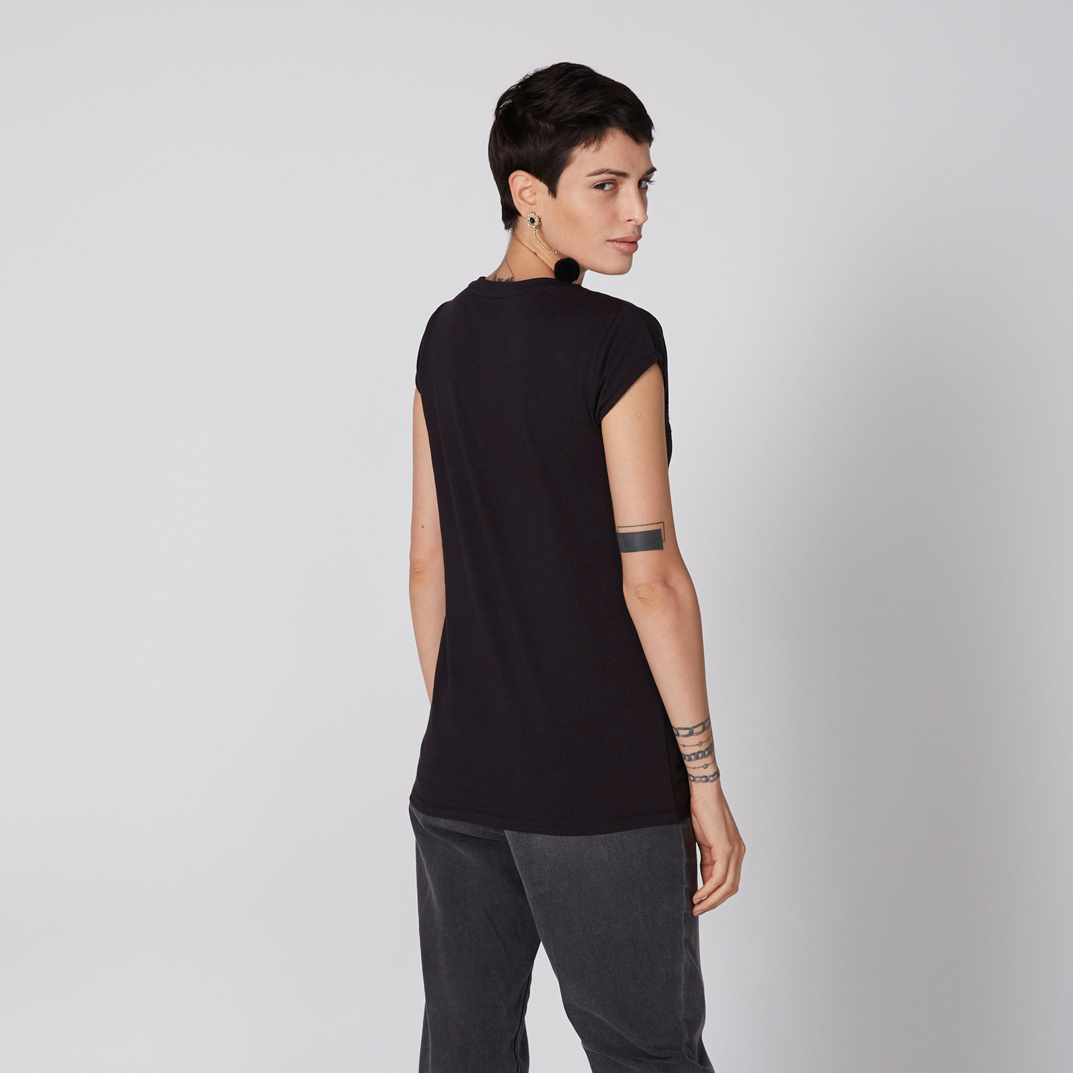 تيشيرت بياقة مستديرة وأكمام كاب وطبعات من لي كوبر-women-clothing-tshirts-image-3