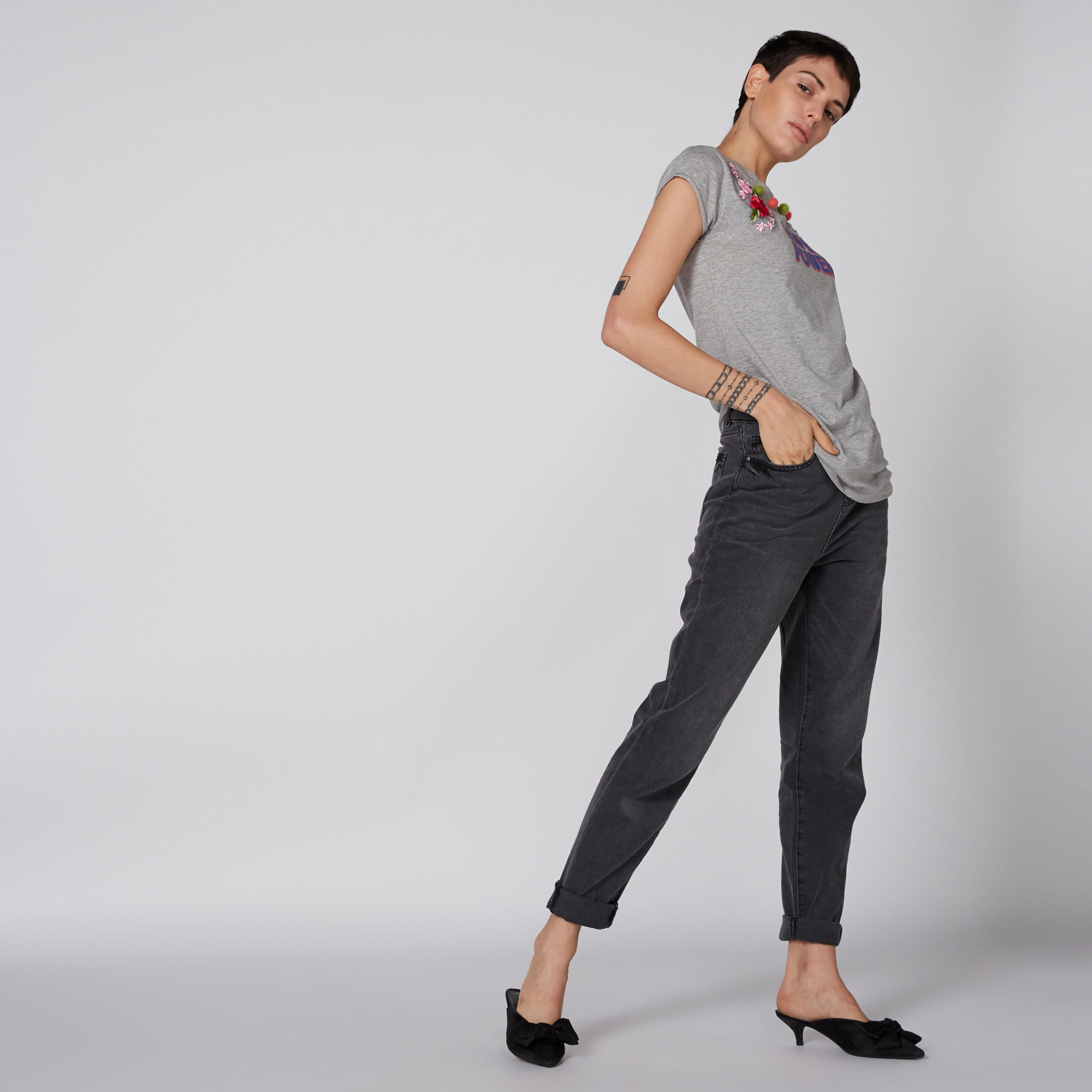 تيشيرت بياقة مستديرة وأكمام كاب وطبعات من لي كوبر-women-clothing-tshirts-image-3