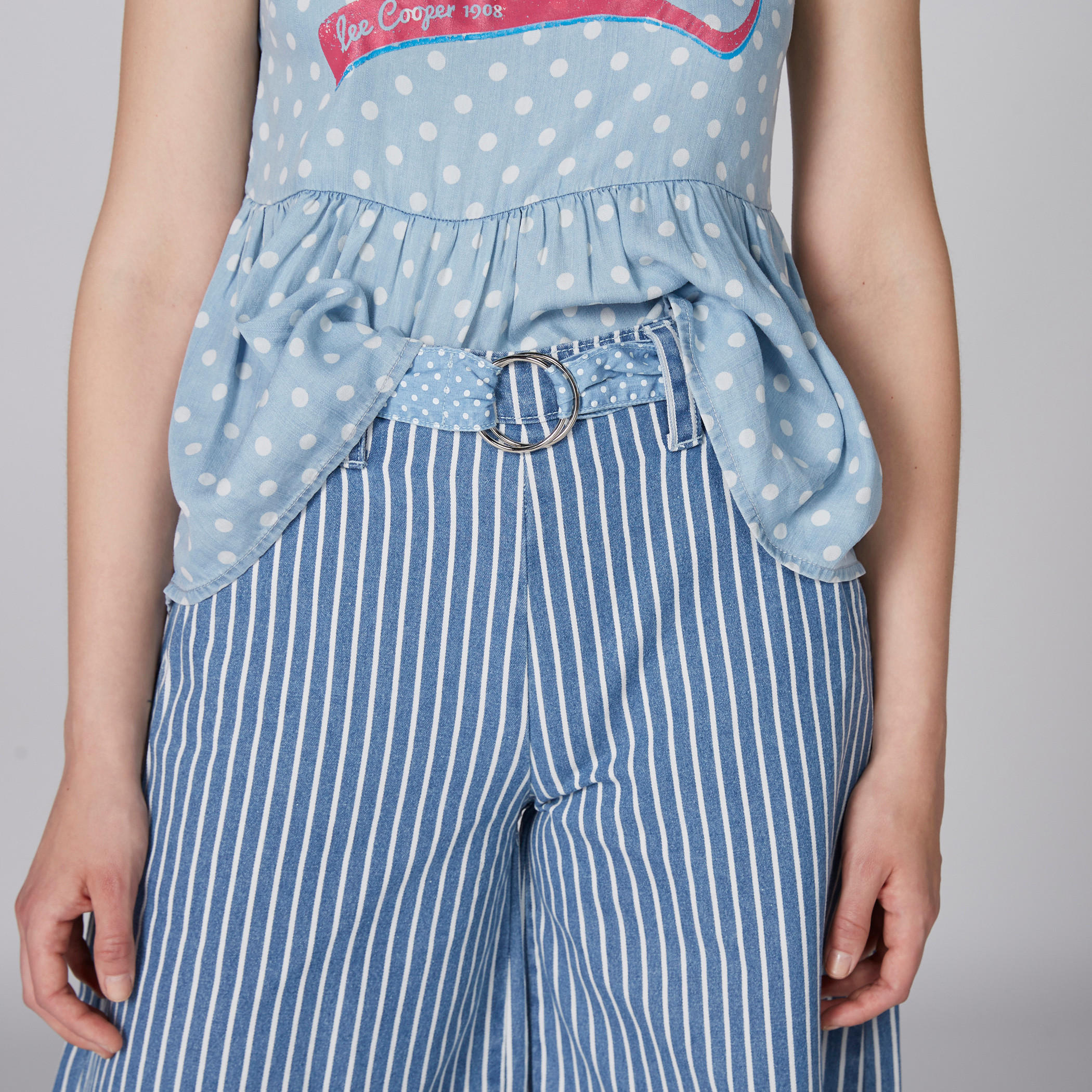 بنطال واسع الساقين من الدينم بتصميم مقلّم وجيوب من لي كوبر-women-clothing-bottoms-trousers-image-2